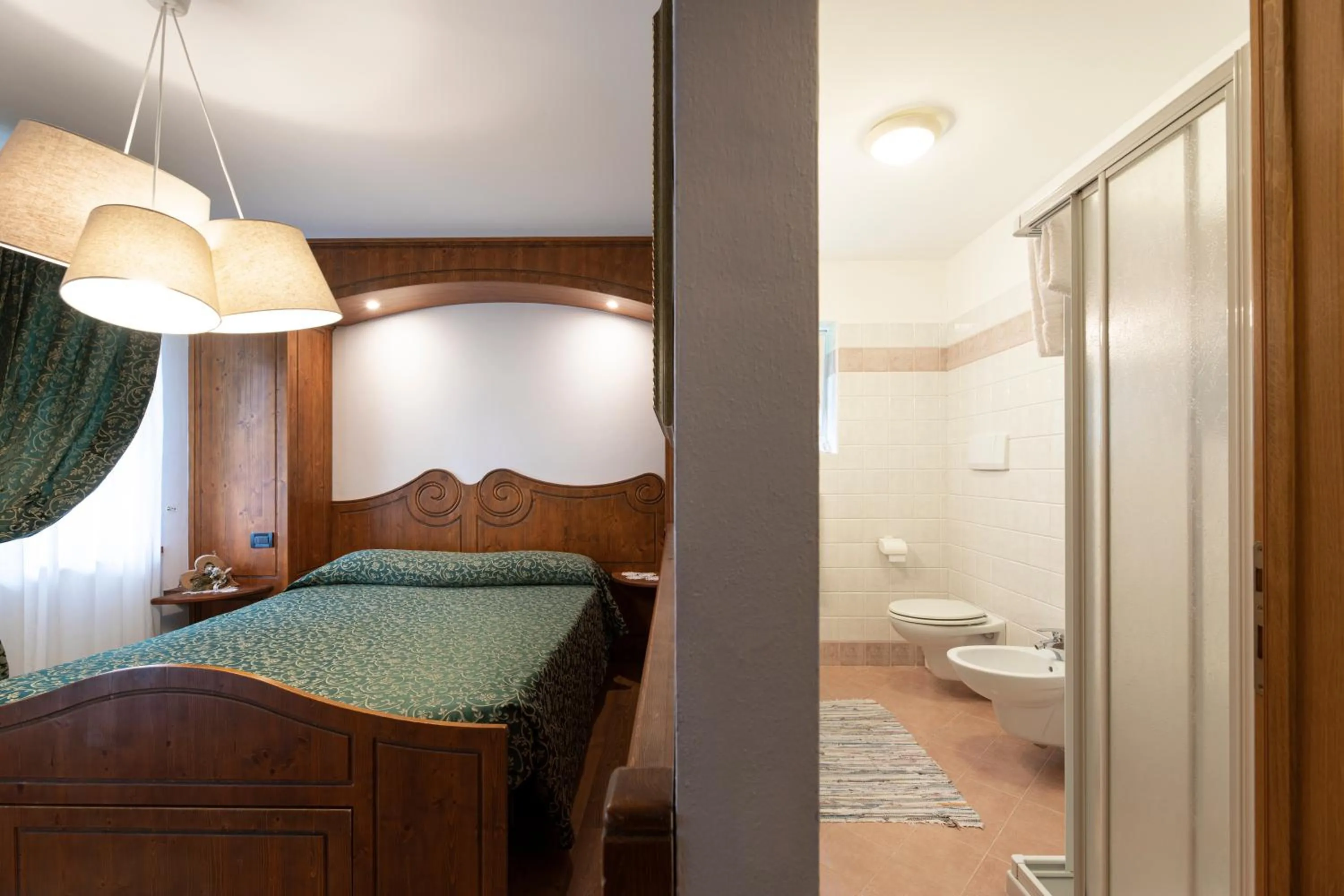 Shower, Bed in Rifugio Cereda