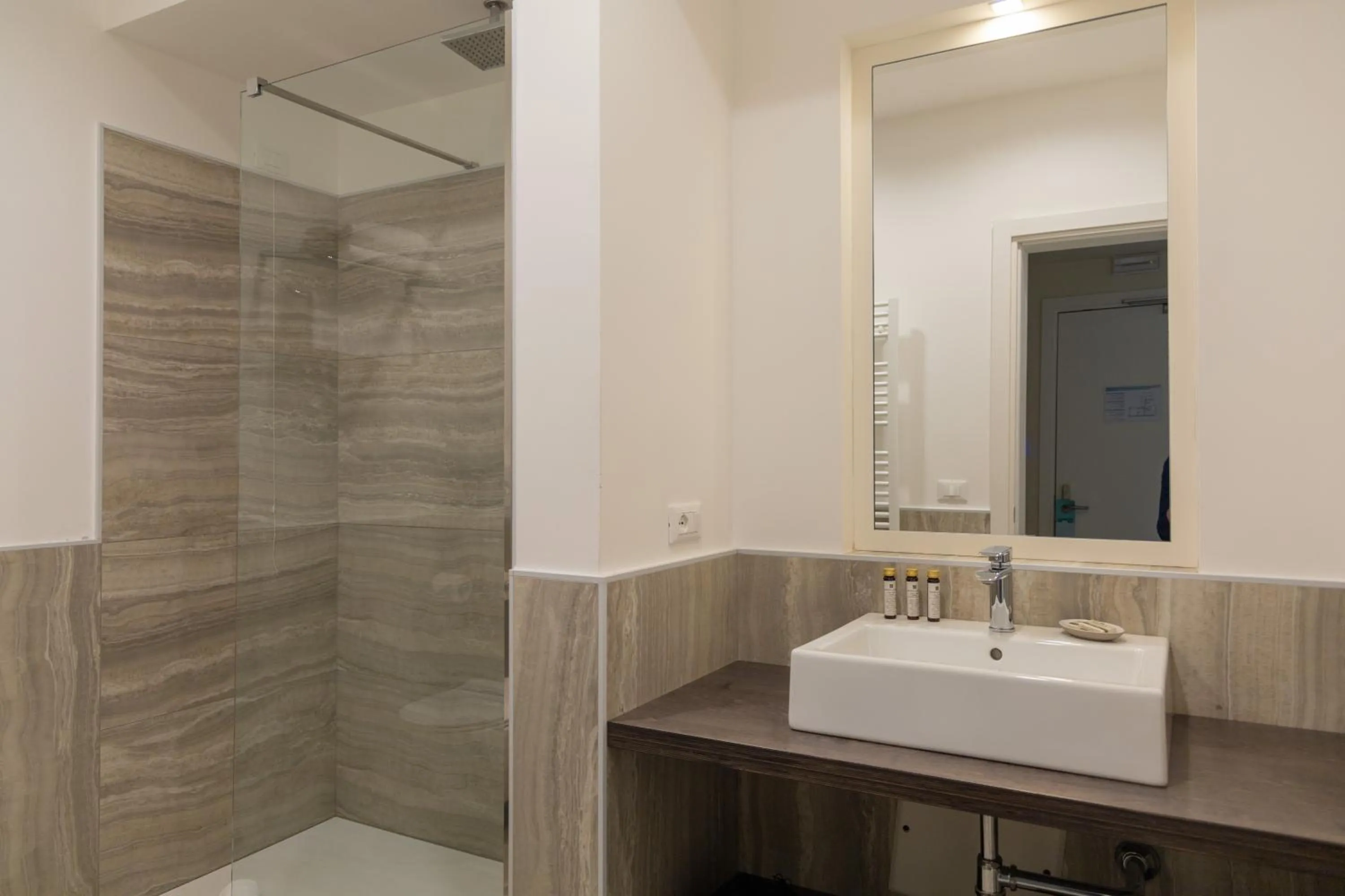 Shower in Mosella Suite Hotel