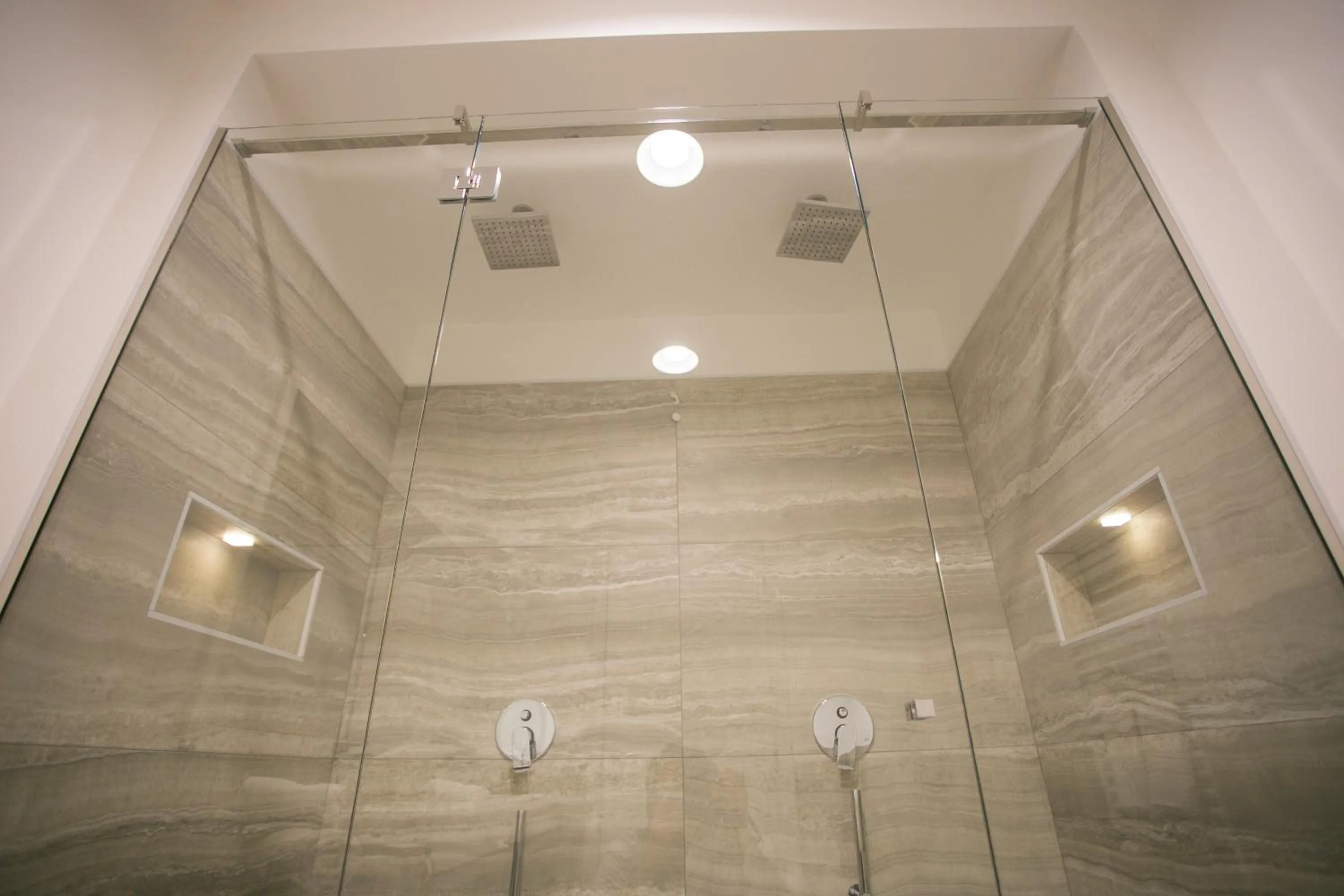 Shower in Mosella Suite Hotel