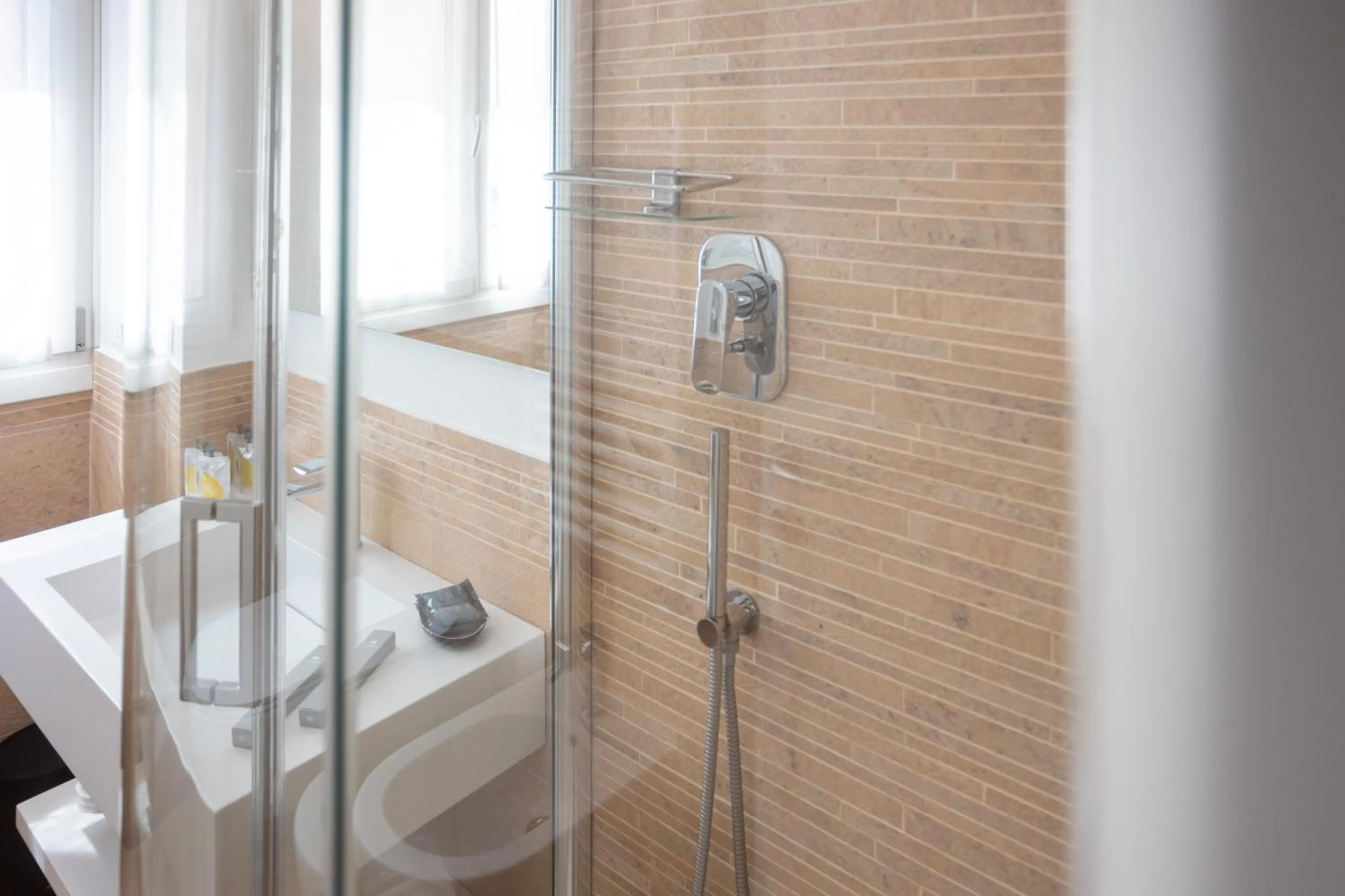 Shower in Mosella Suite Hotel