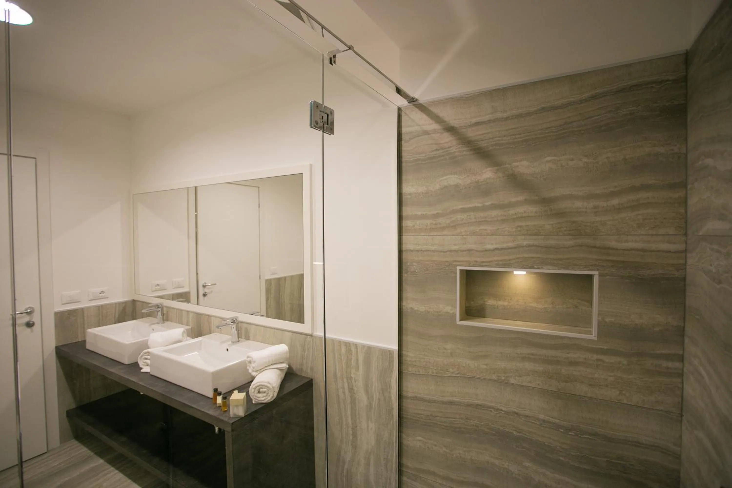 Shower in Mosella Suite Hotel