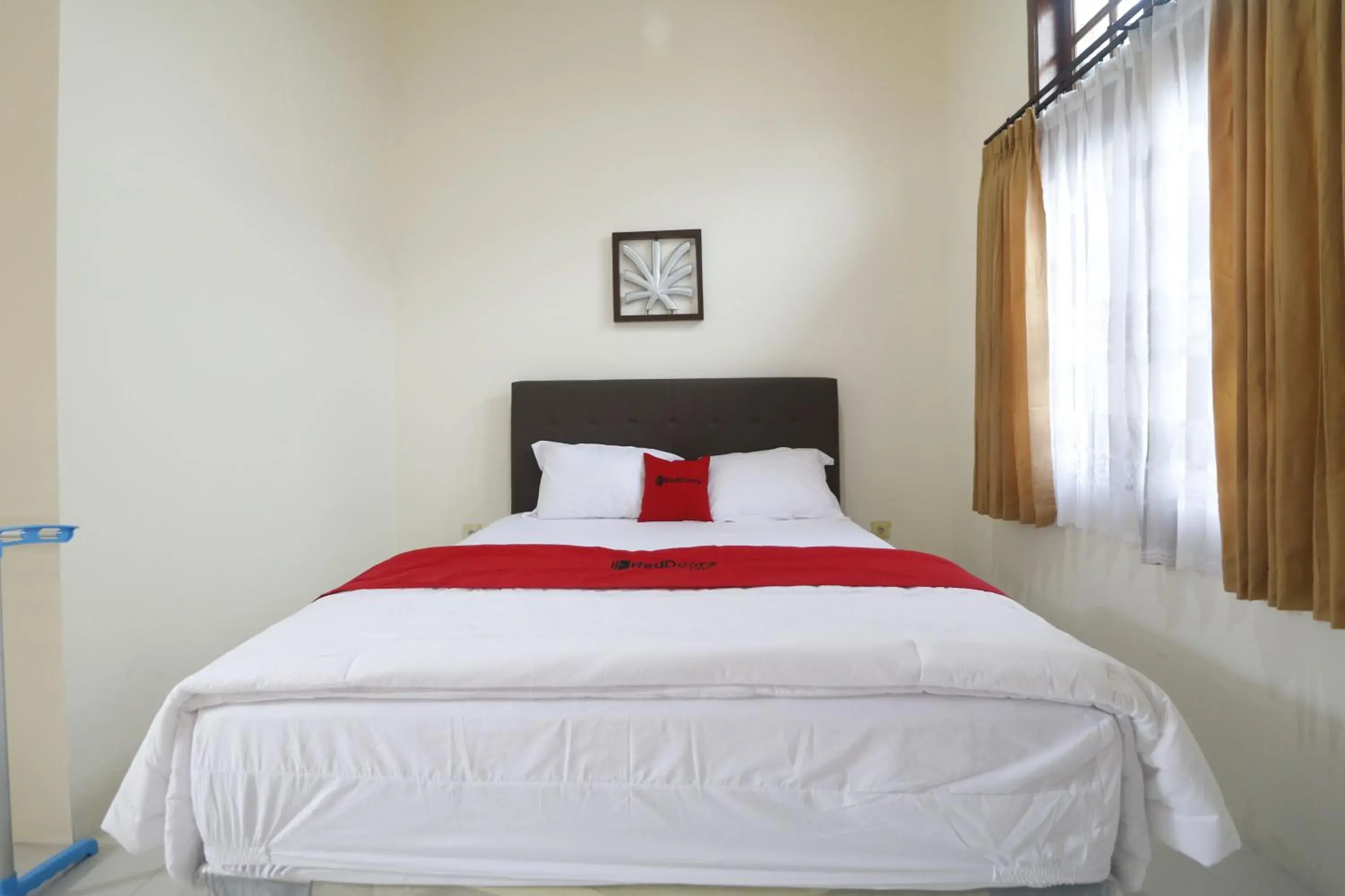 Double Room in RedDoorz Syariah near Gelora Delta Sidoarjo Double Room in RedDoorz Syariah near Gelora Delta Sidoarjo