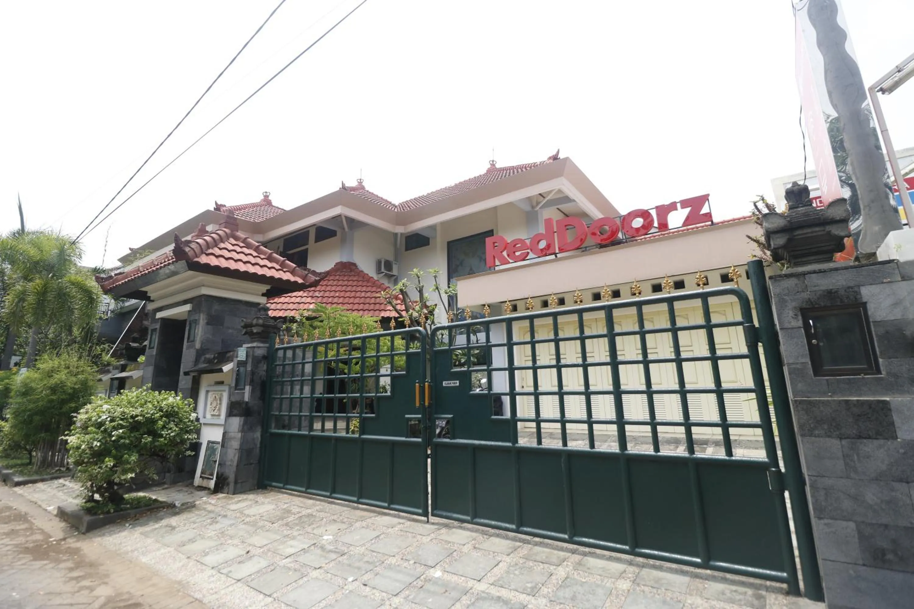 Lobby or reception in RedDoorz Syariah near Gelora Delta Sidoarjo