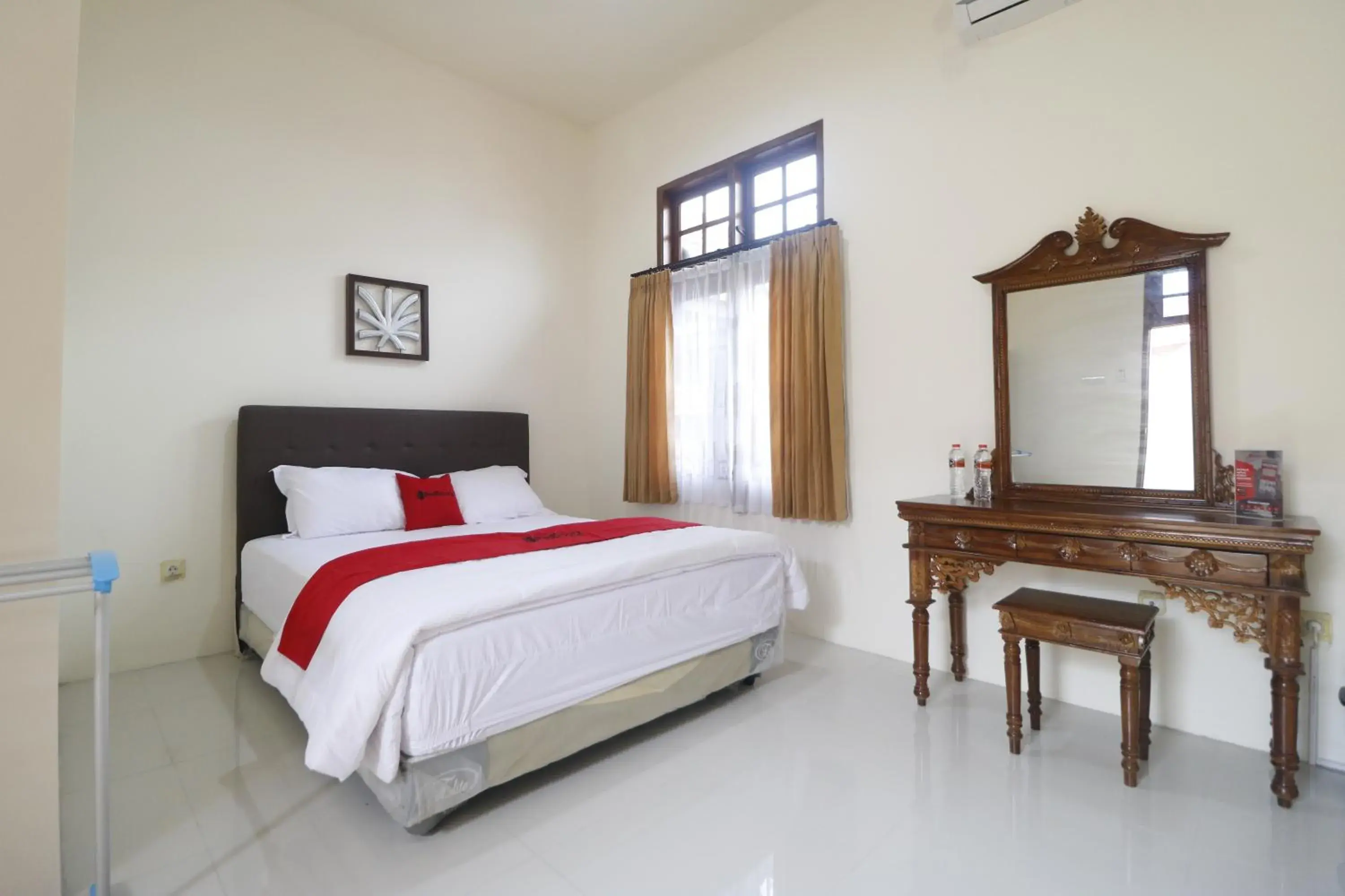 Double Room in RedDoorz Syariah near Gelora Delta Sidoarjo Double Room in RedDoorz Syariah near Gelora Delta Sidoarjo