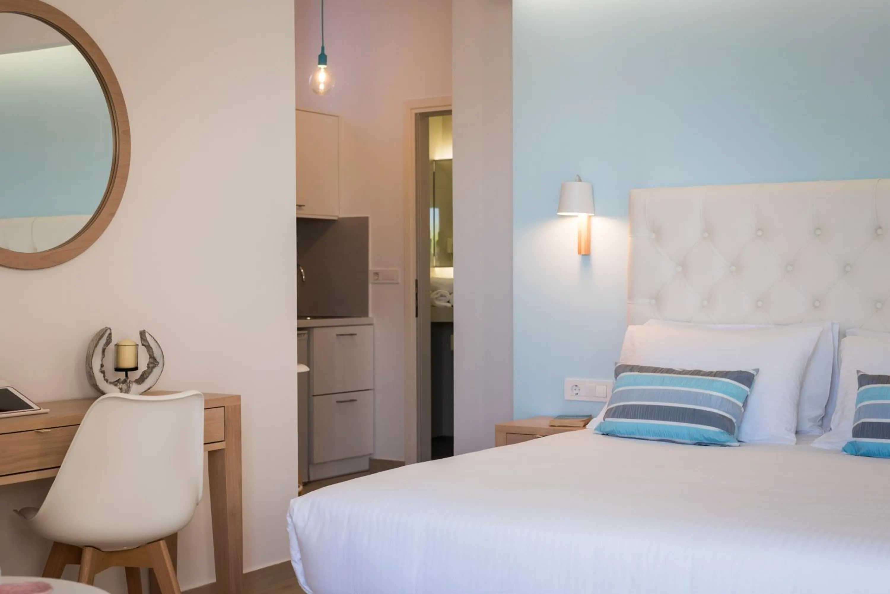 Photo of the whole room, Bed in Hermes Beach Front