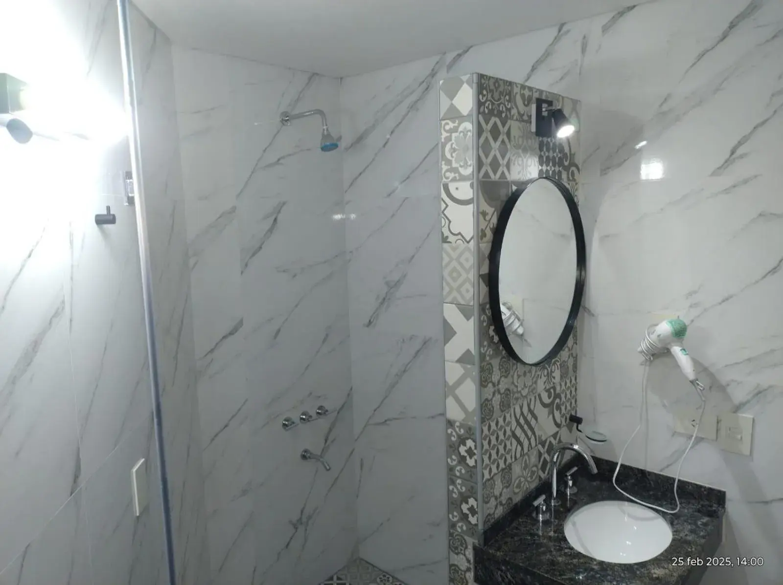 Shower in HOTEL REGIS Shower in HOTEL REGIS