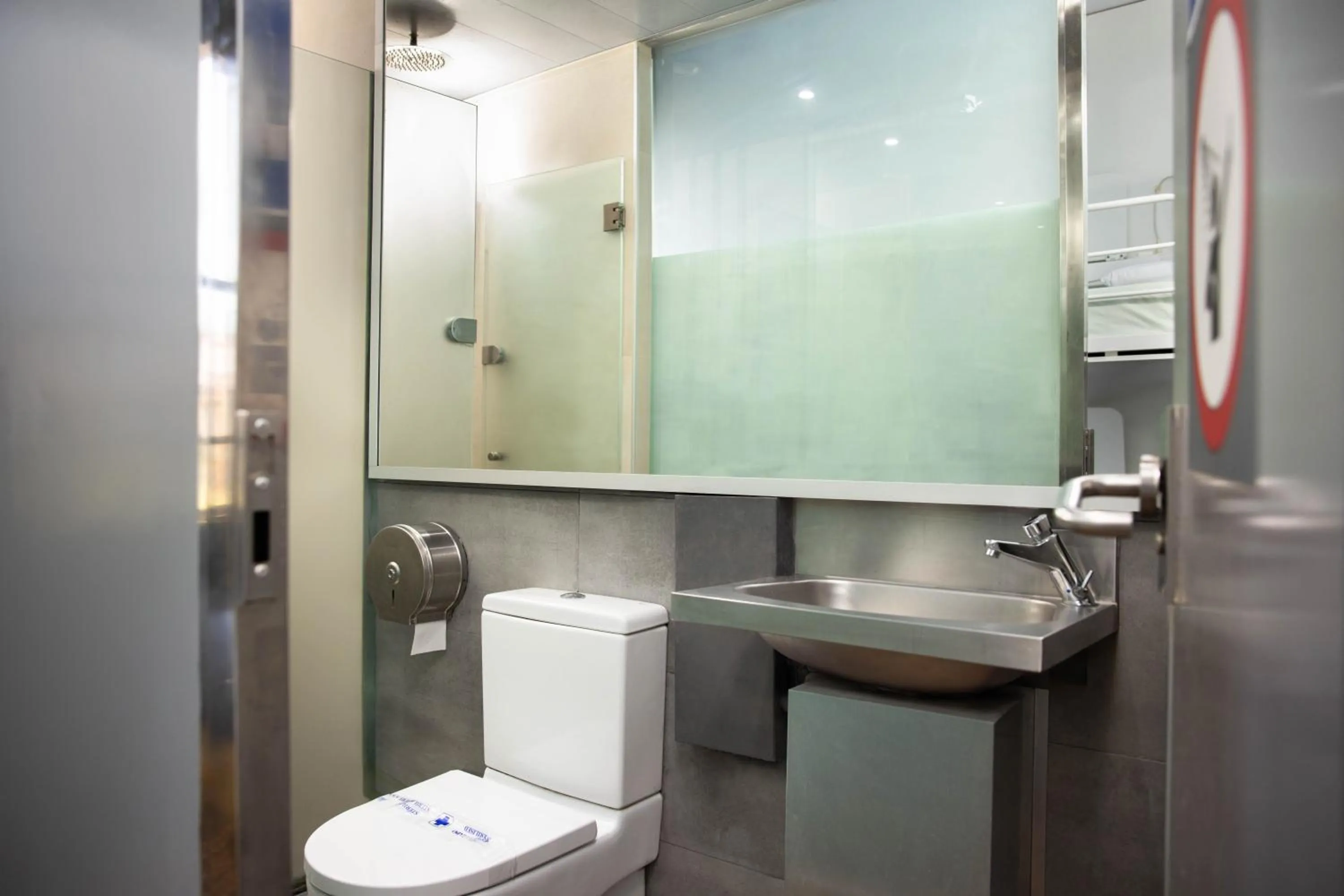 Shower in Urbany Hostel BCN GO!