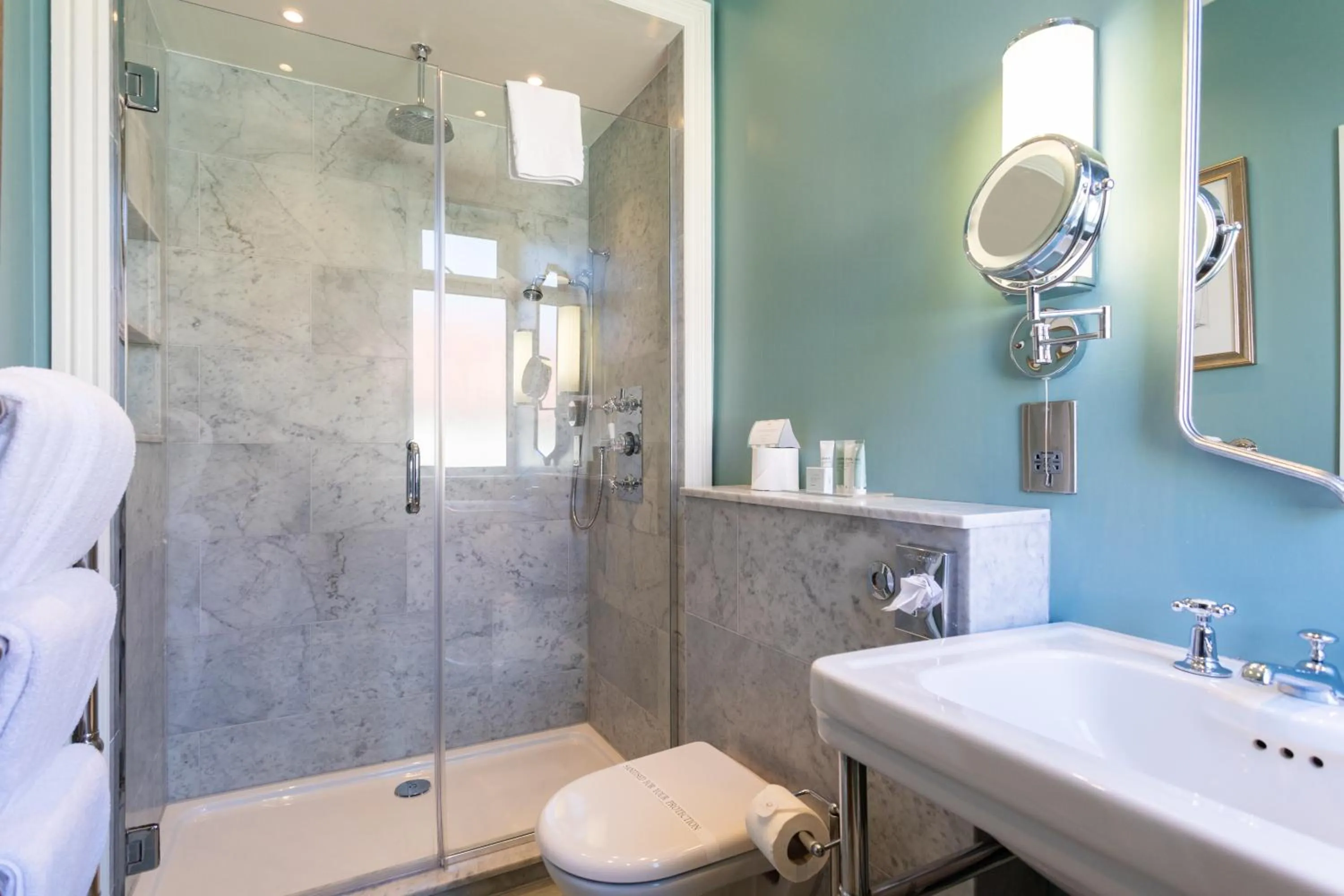 Bathroom in Roslin Beach Hotel