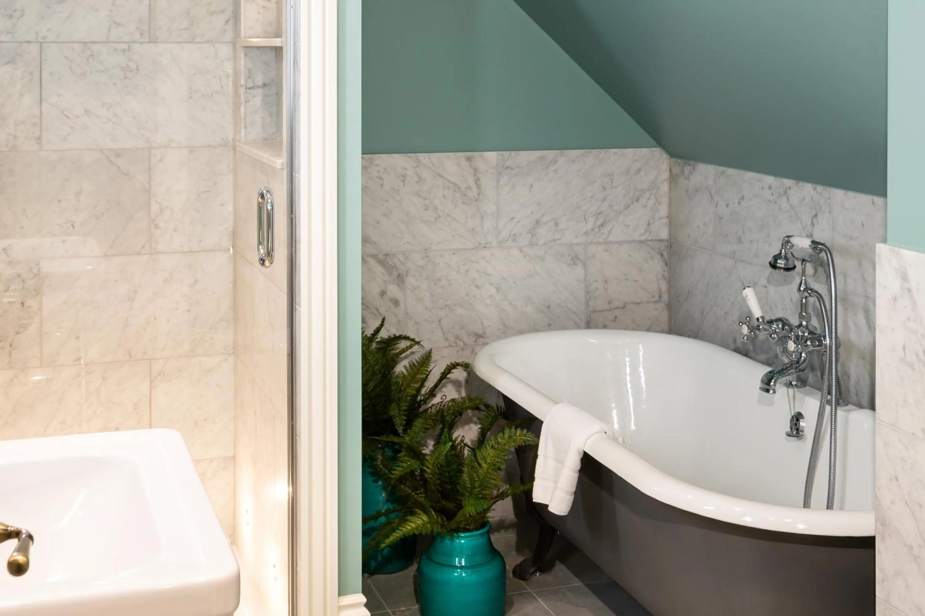 Bathroom in Roslin Beach Hotel