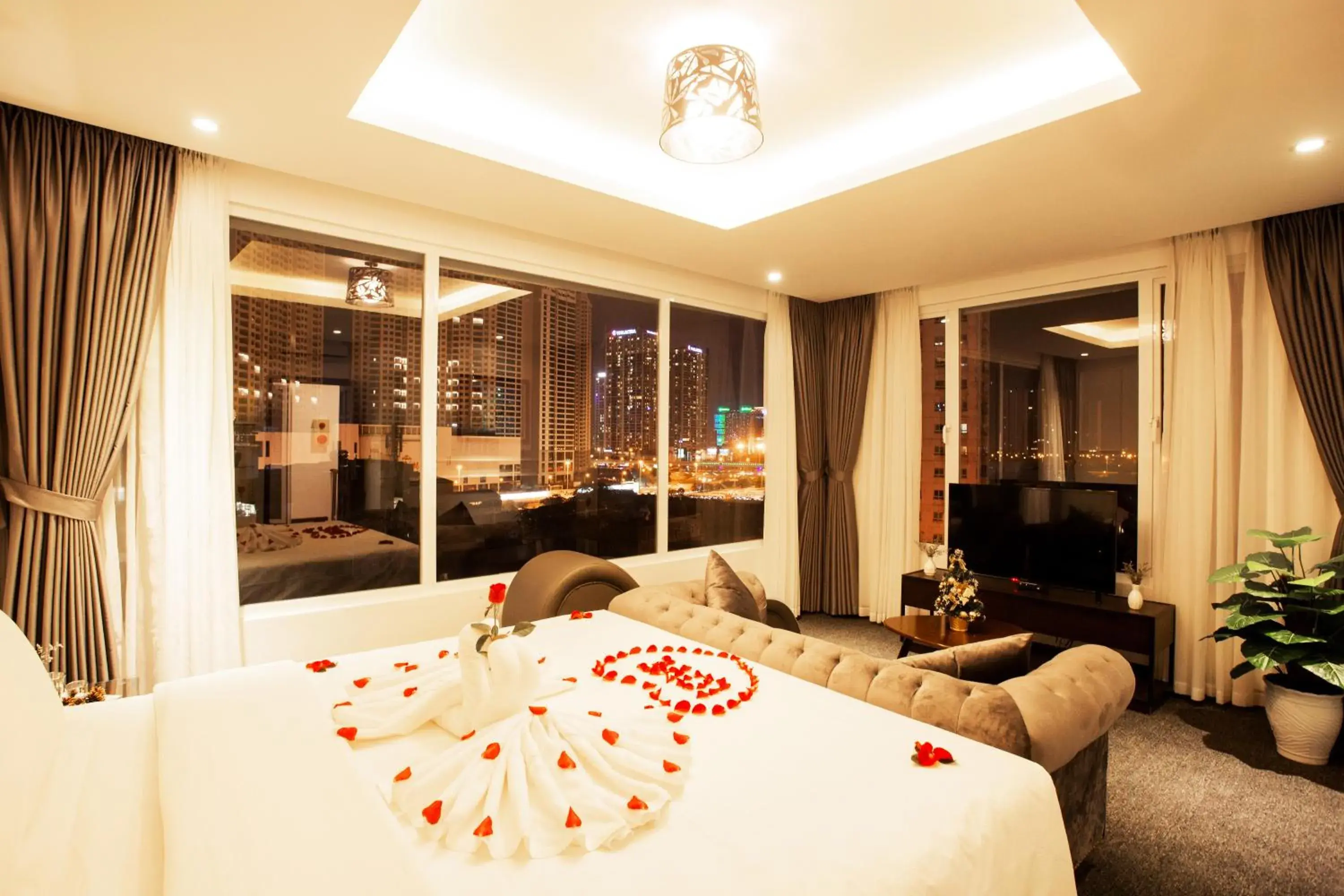 Property building, Bed in Adeline Hotel Hanoi Property building, Bed in Adeline Hotel Hanoi