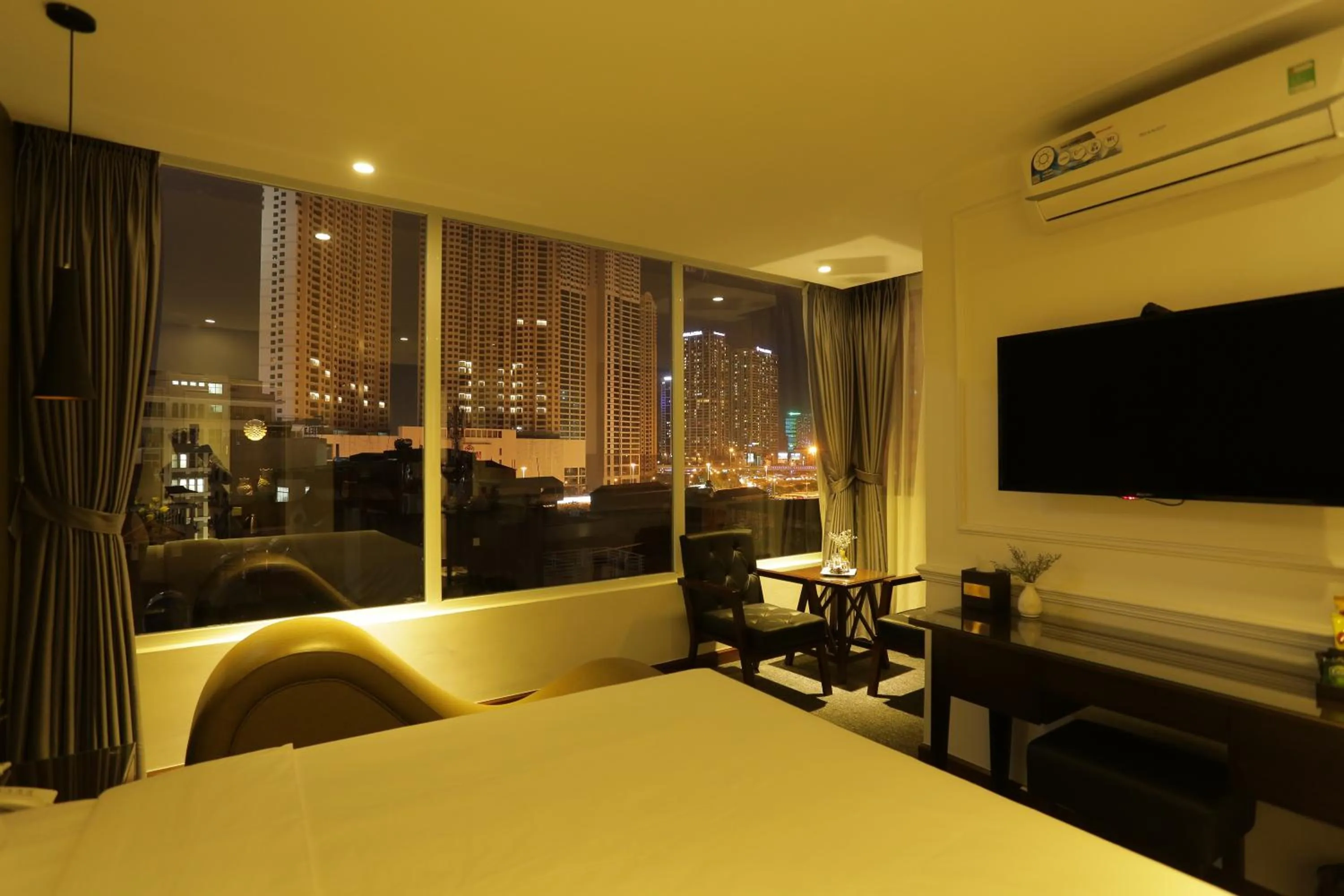 Communal lounge/ TV room, Bed in Adeline Hotel Hanoi