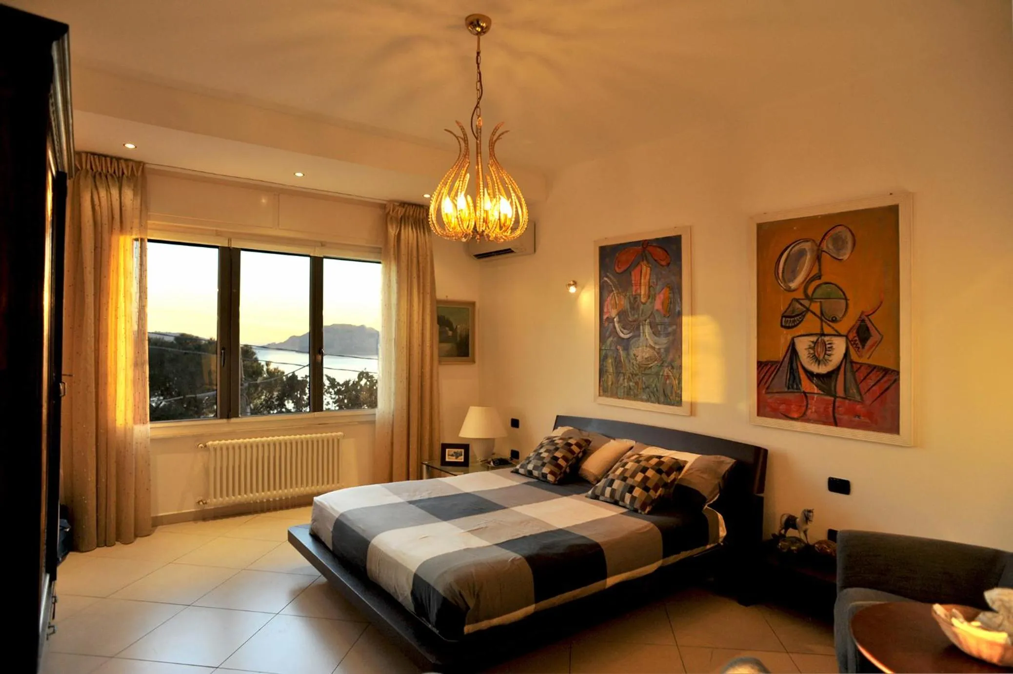 Photo of the whole room, Bed in IL golfo artisti e poeti villa thea