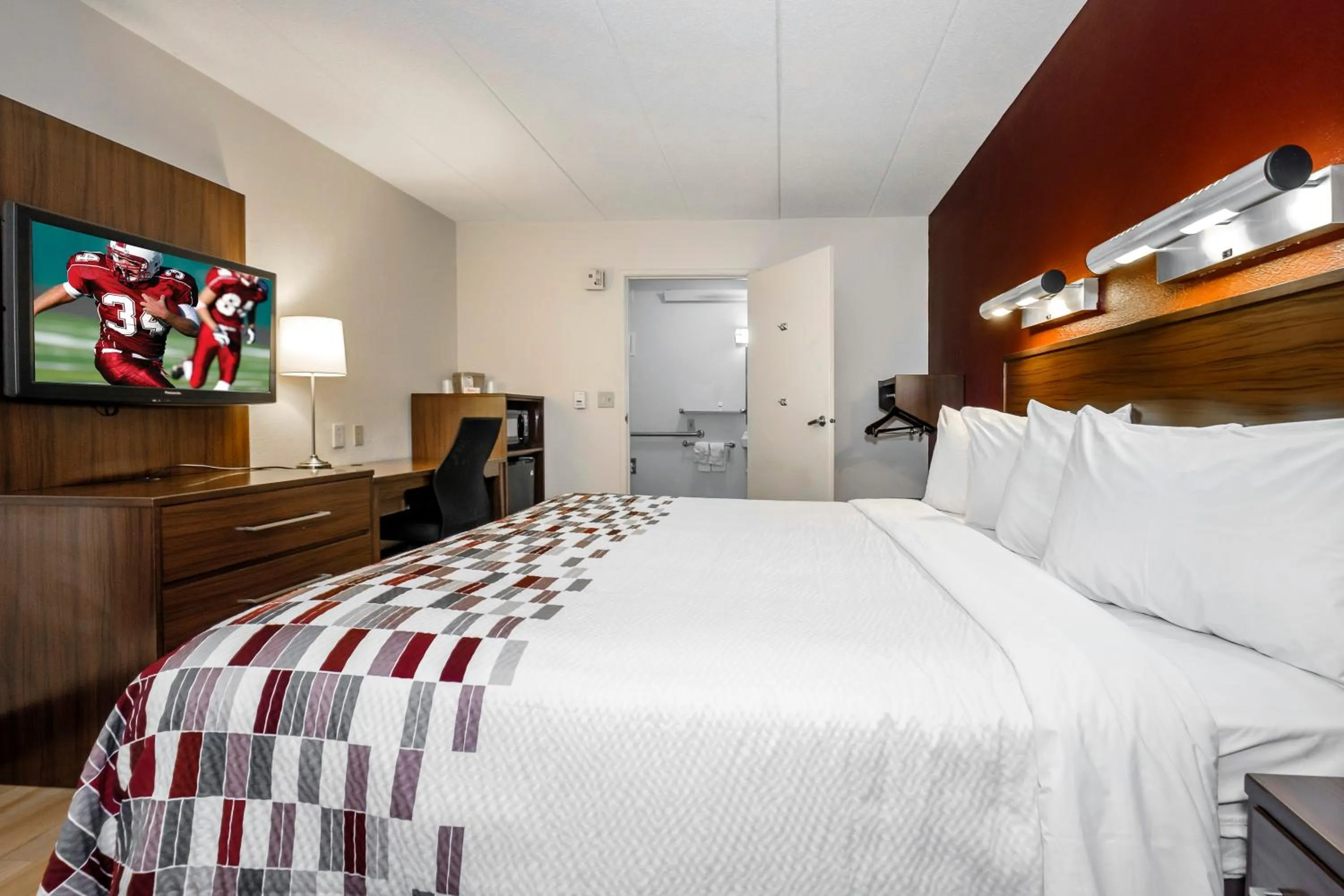 Photo of the whole room, Bed in Red Roof Inn Aberdeen