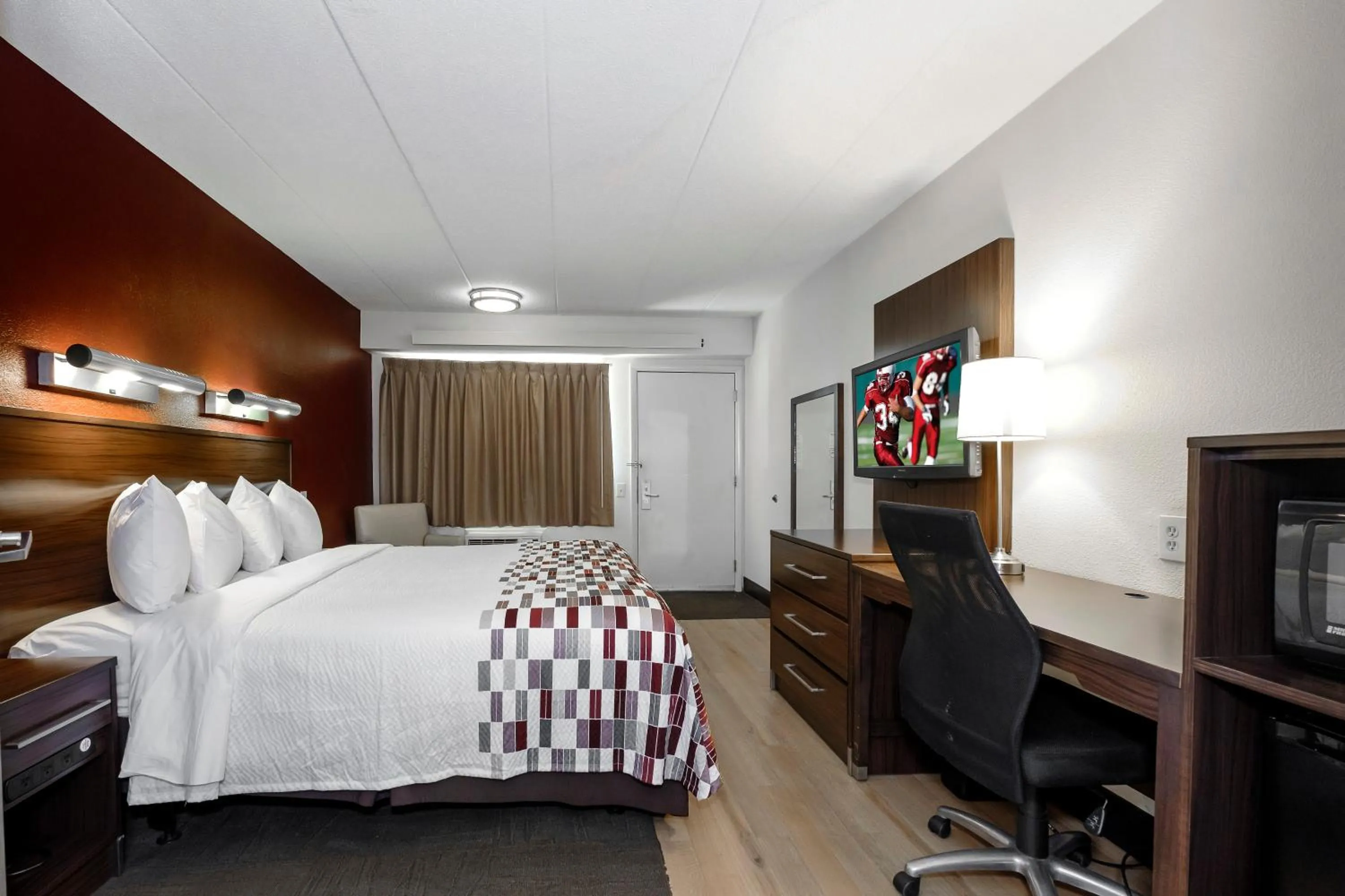 Photo of the whole room, Bed in Red Roof Inn Aberdeen