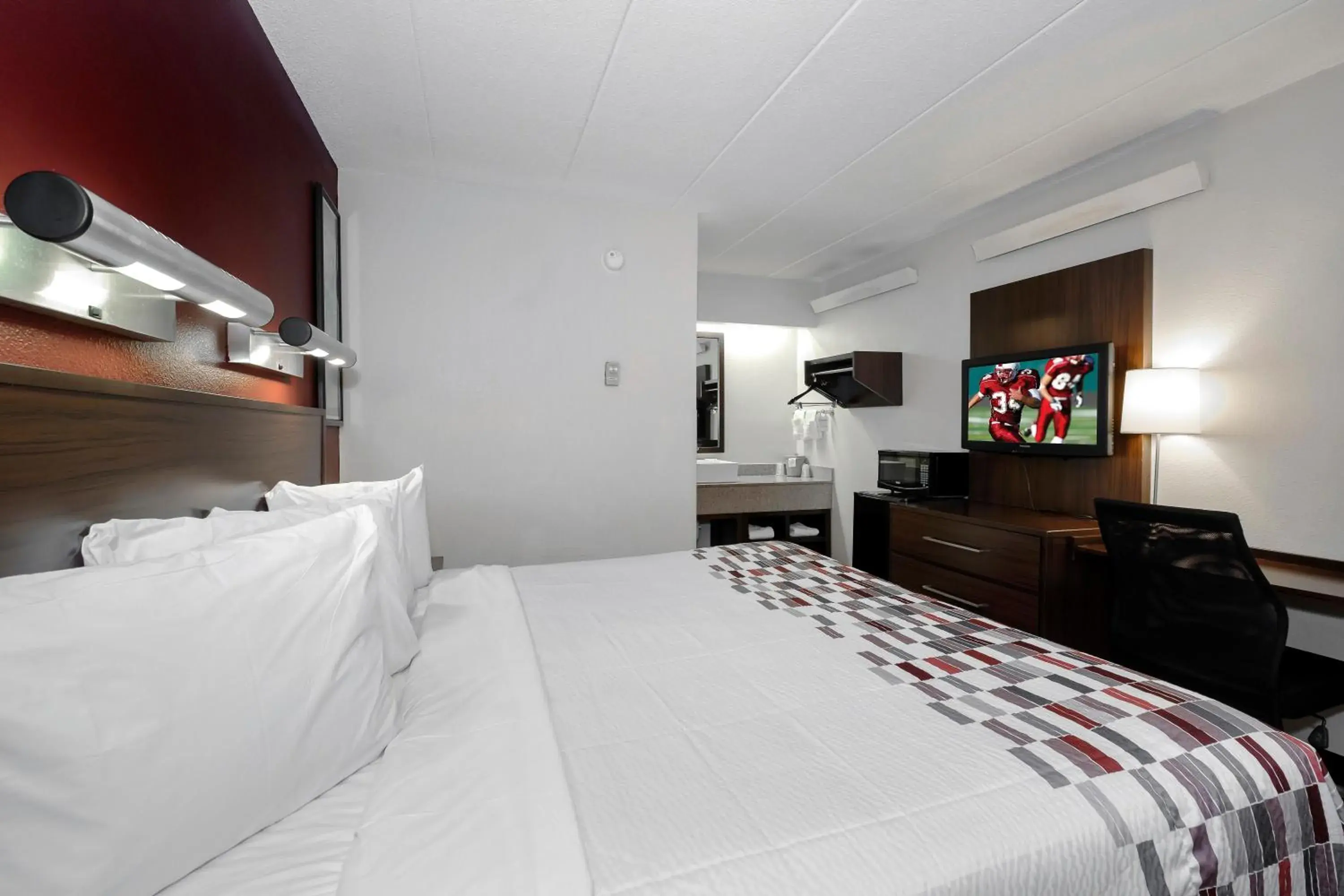 Photo of the whole room, Bed in Red Roof Inn Aberdeen Photo of the whole room, Bed in Red Roof Inn Aberdeen