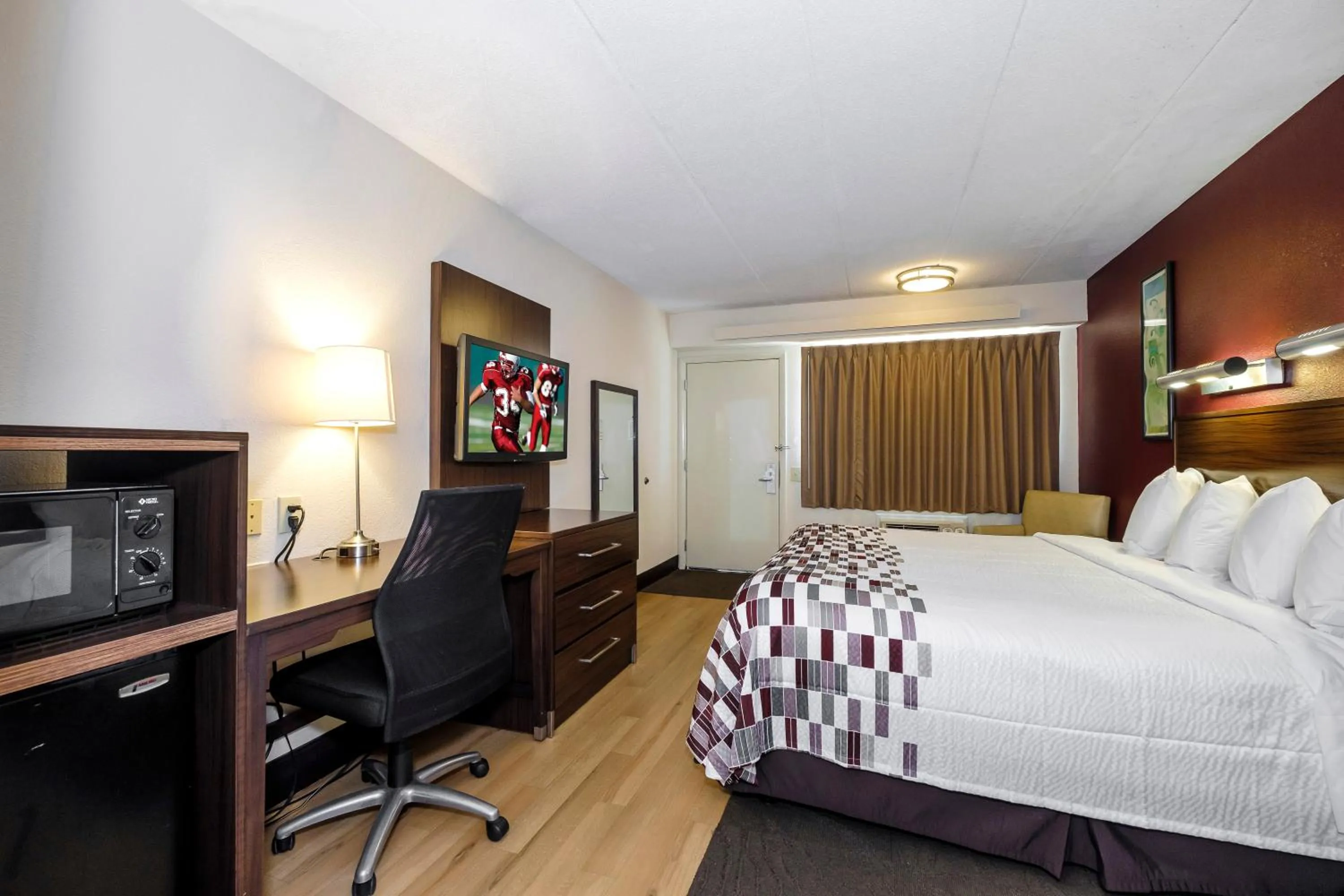 Photo of the whole room, Bed in Red Roof Inn Aberdeen