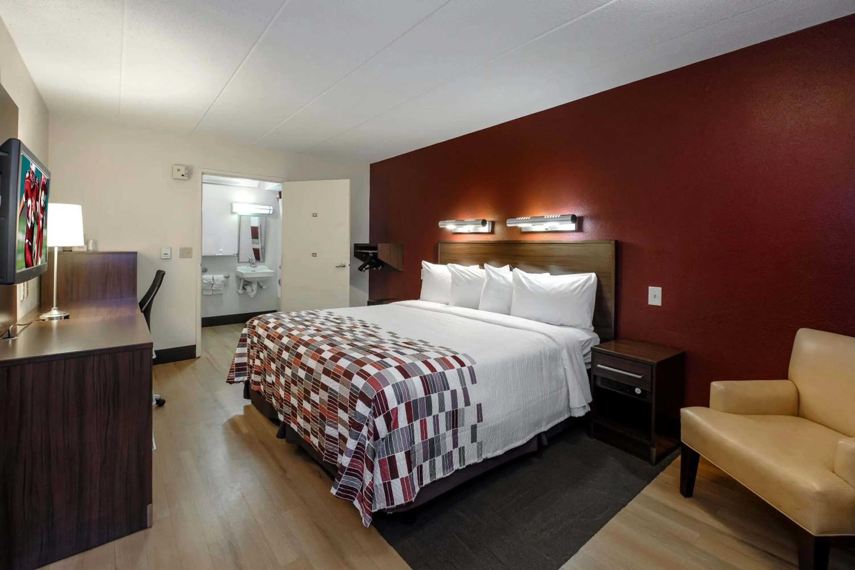 Photo of the whole room, Bed in Red Roof Inn Aberdeen