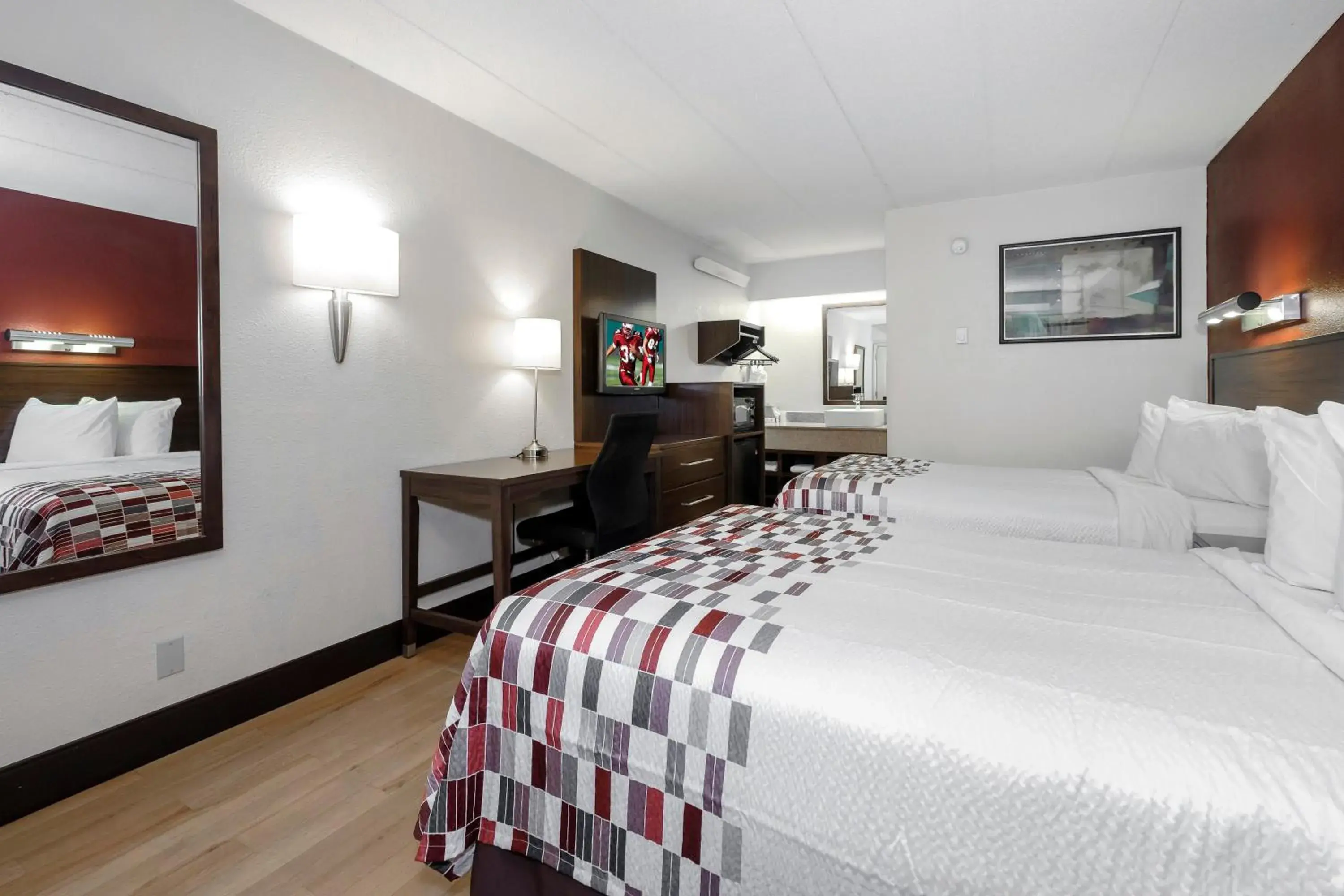 Photo of the whole room, Bed in Red Roof Inn Aberdeen Photo of the whole room, Bed in Red Roof Inn Aberdeen