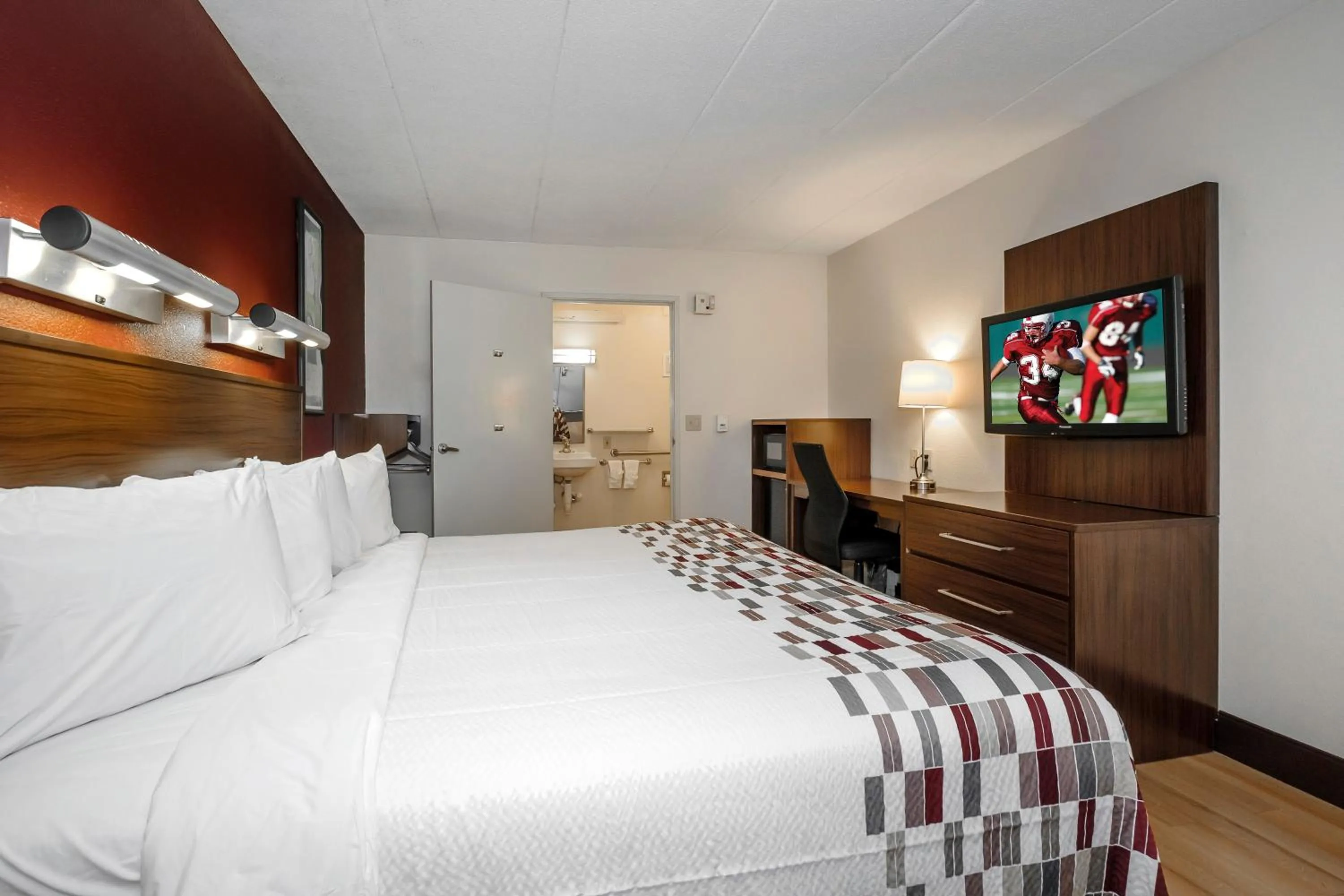 Photo of the whole room, Bed in Red Roof Inn Aberdeen