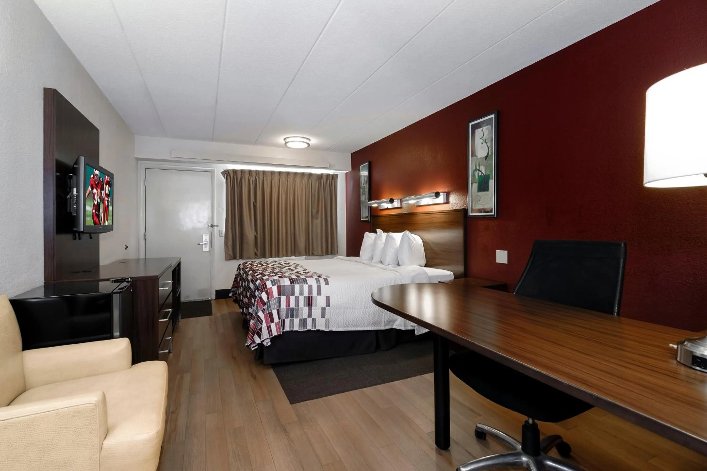 Photo of the whole room, Bed in Red Roof Inn Aberdeen