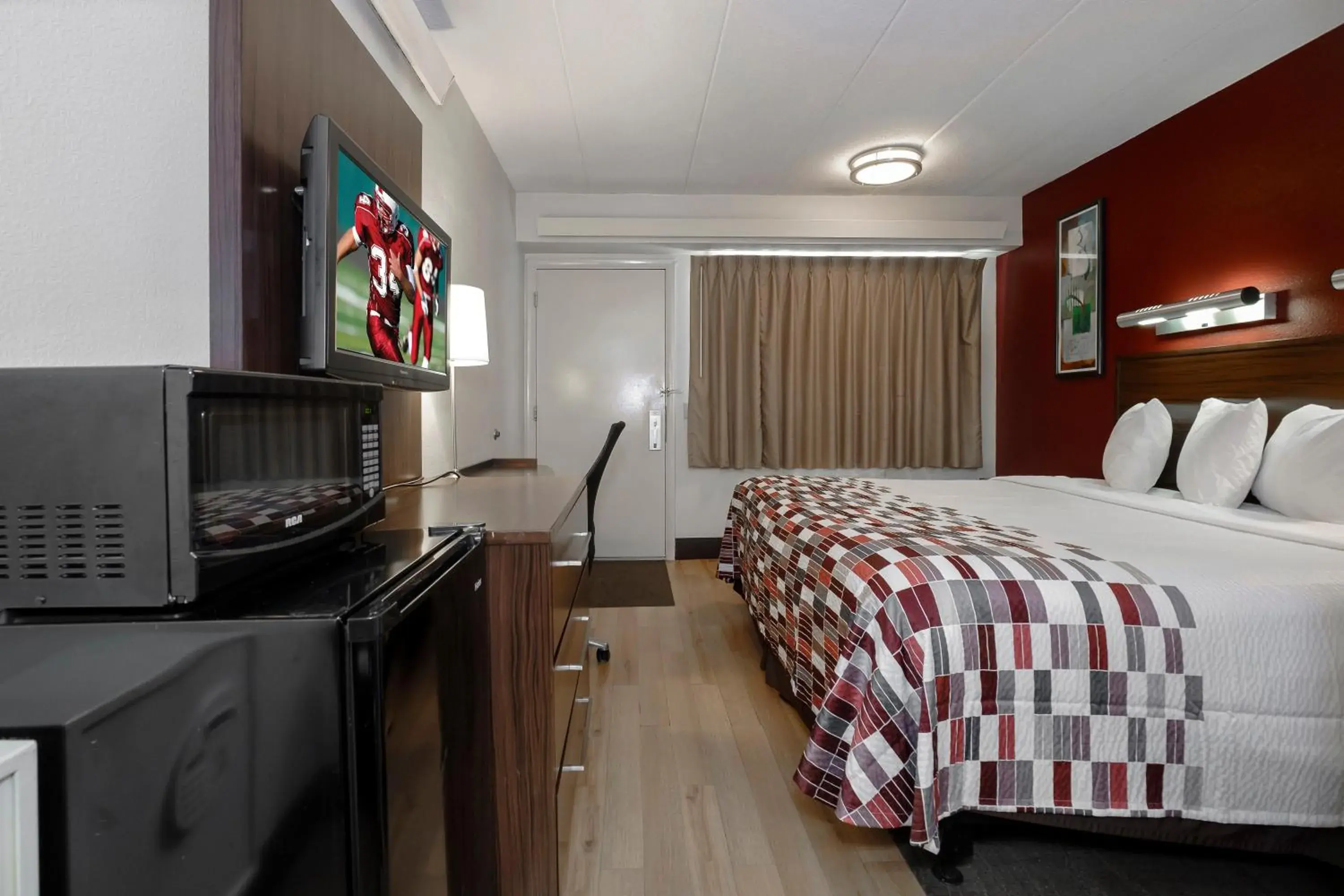 Photo of the whole room, Bed in Red Roof Inn Aberdeen Photo of the whole room, Bed in Red Roof Inn Aberdeen