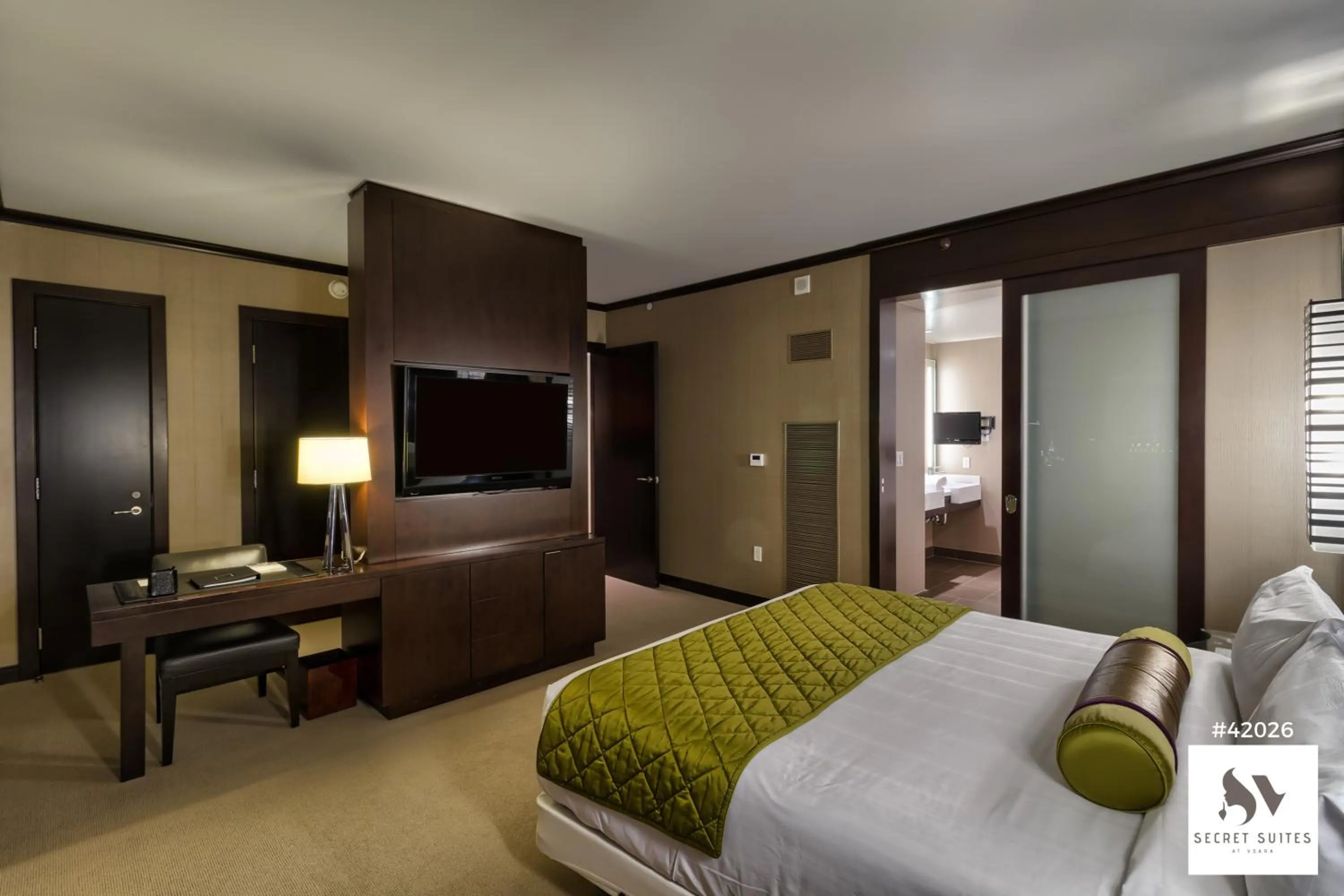 Photo of the whole room, Bed in Secret Suites At Vdara