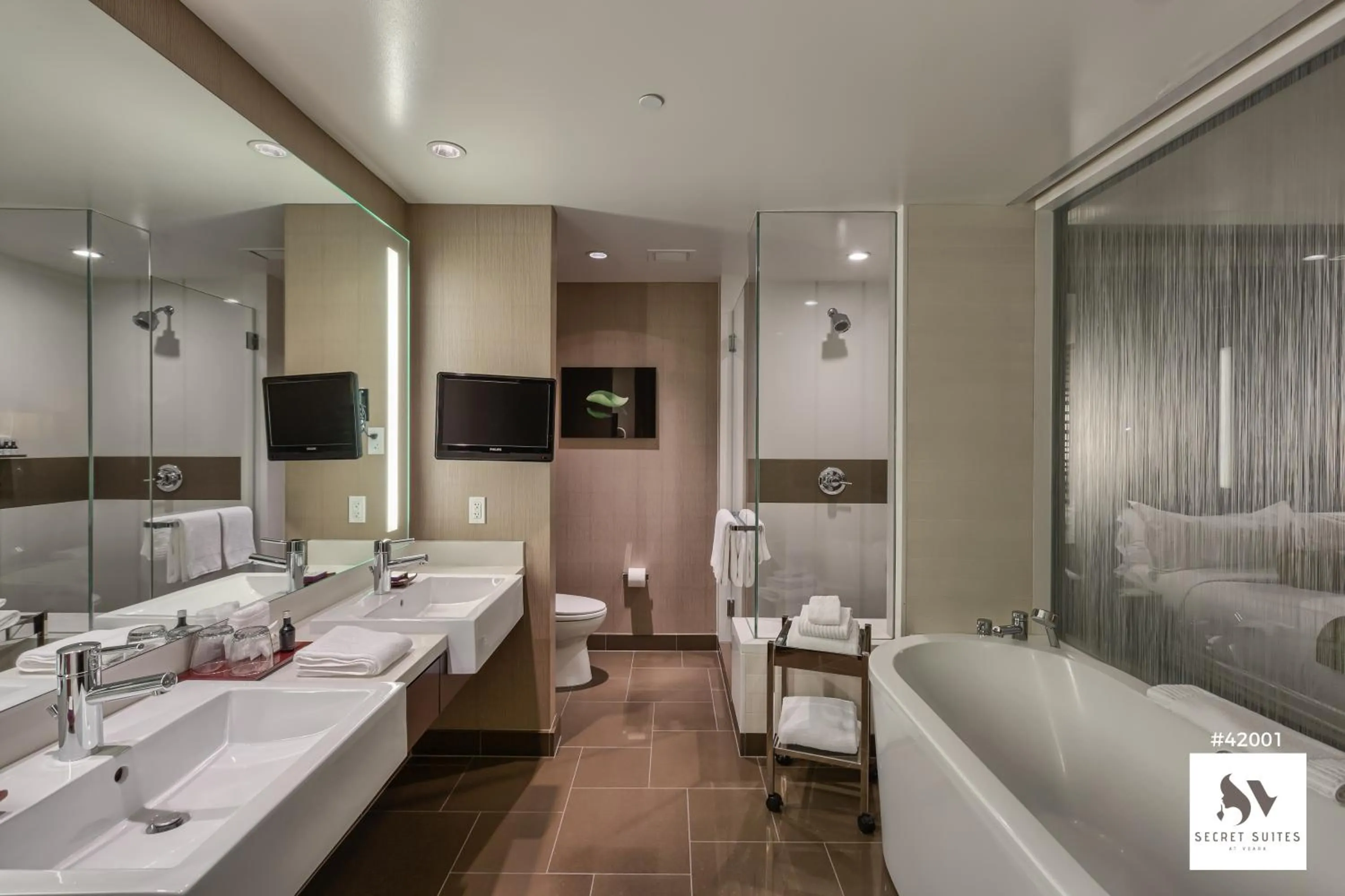 Bathroom, Bed in Secret Suites At Vdara