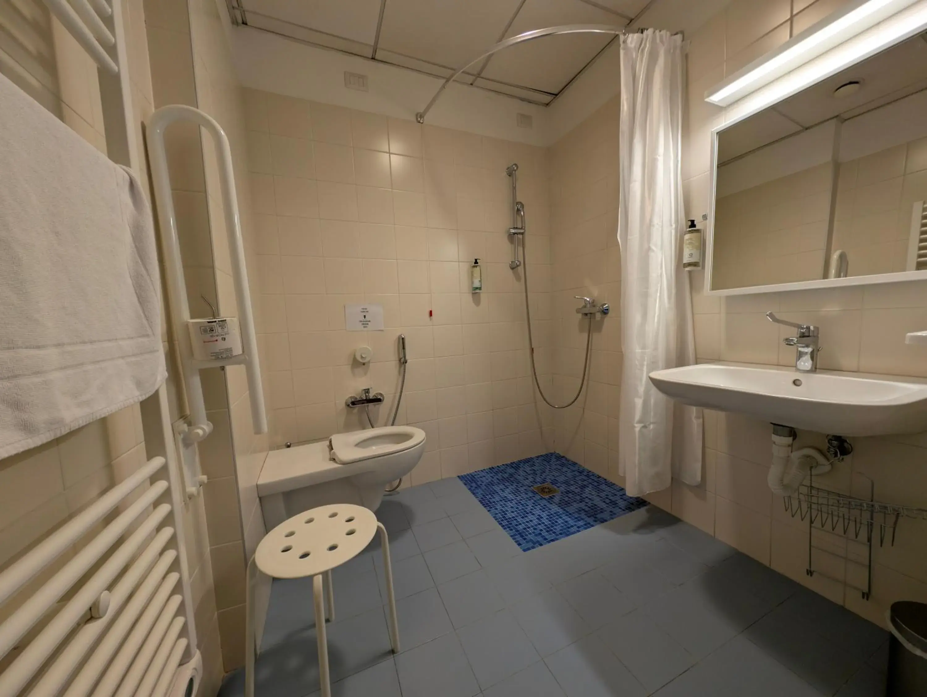 Double or Twin Room - single occupancy - Disability Access in Casa Al Carmine Double or Twin Room - single occupancy - Disability Access in Casa Al Carmine