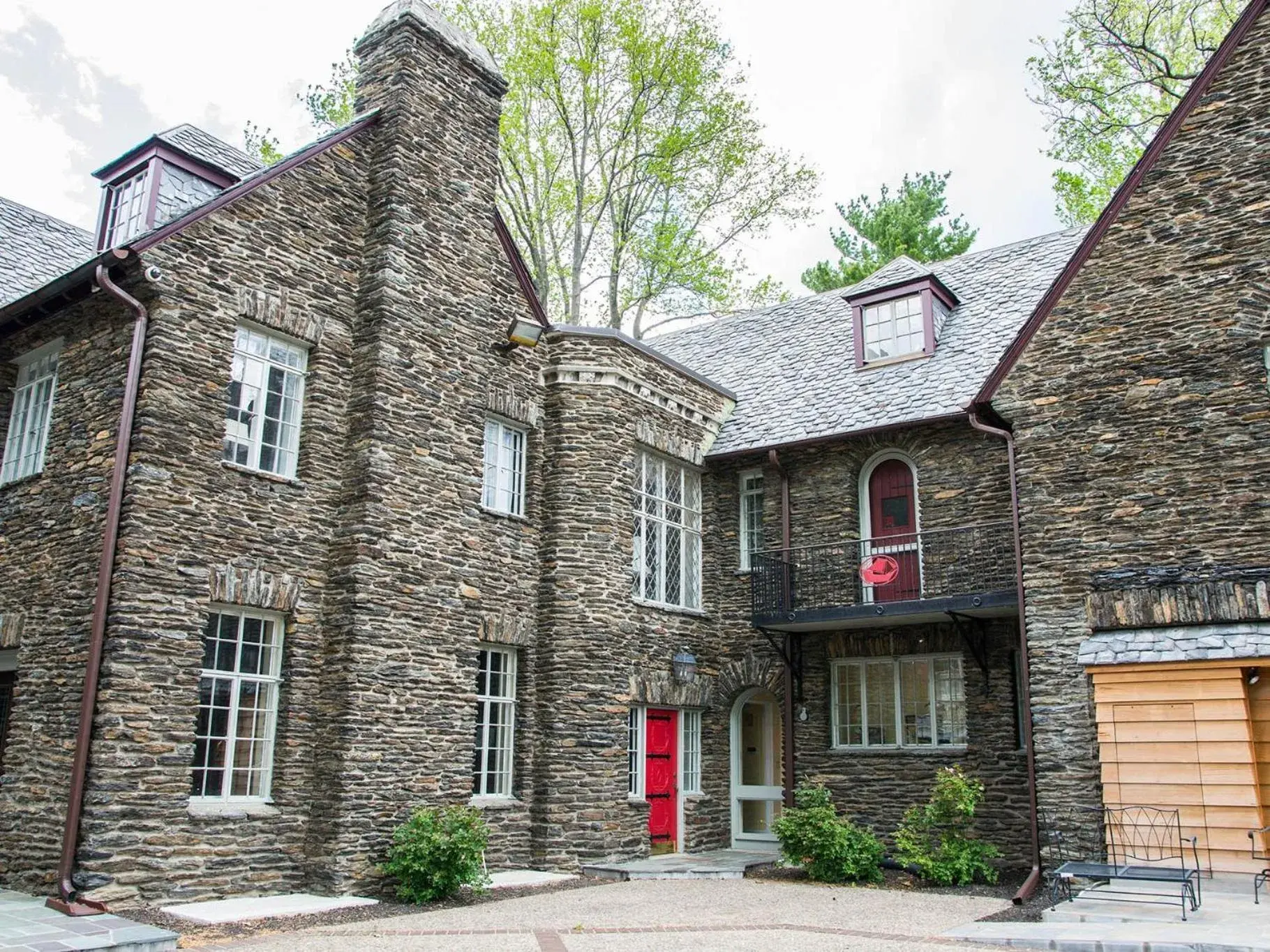 Property building in The Manor on Front Property building in The Manor on Front