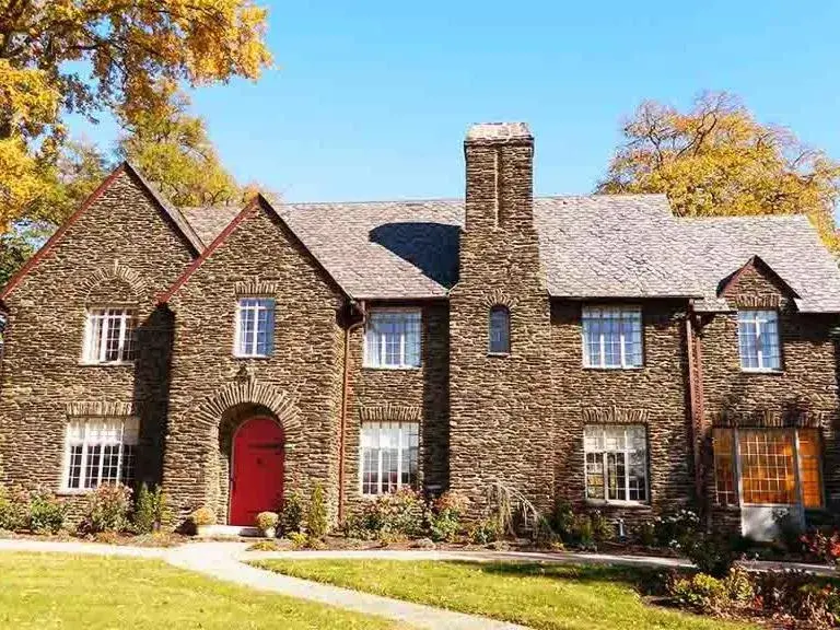Property building in The Manor on Front Property building in The Manor on Front