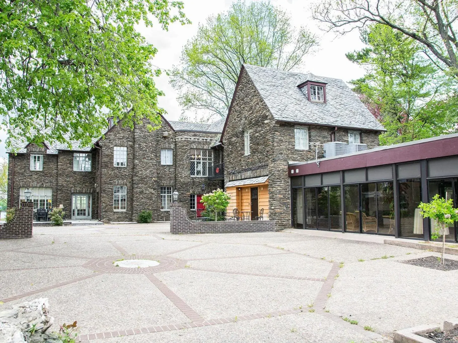 Property building in The Manor on Front Property building in The Manor on Front