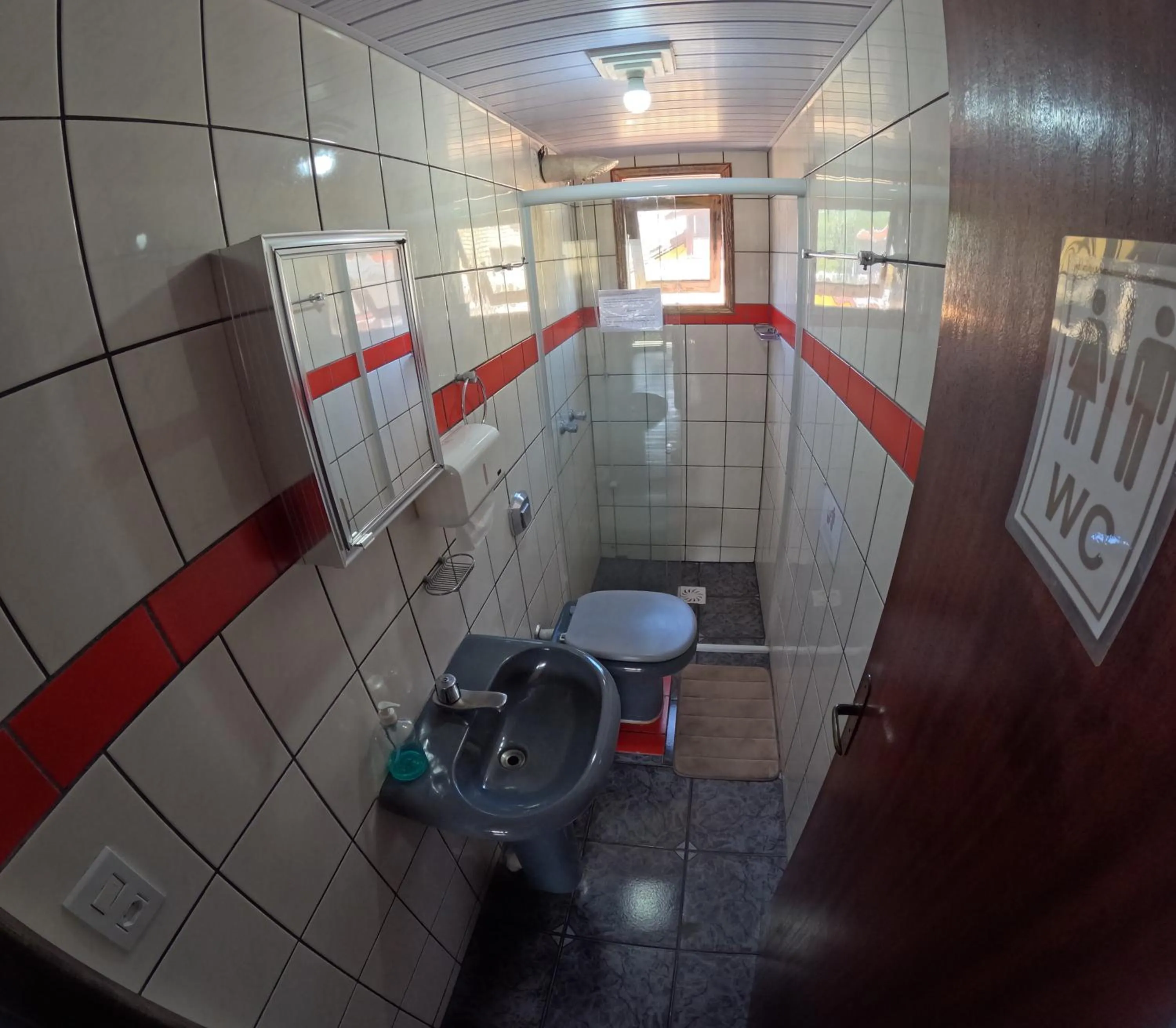 Shower in Santinho Hostel