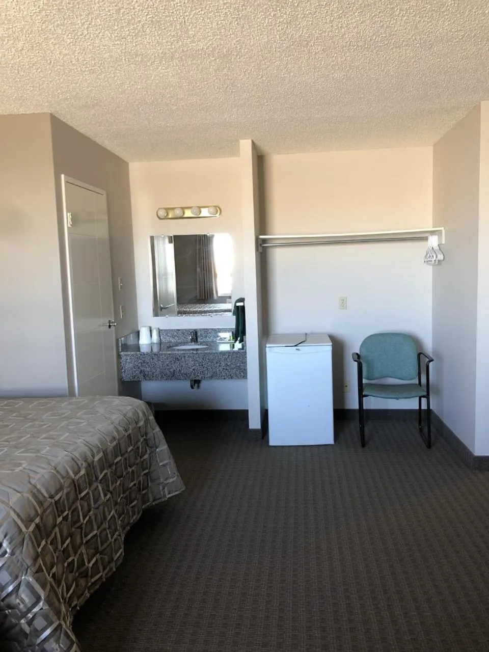 Bed in Arbour Ridge Inn & Suites