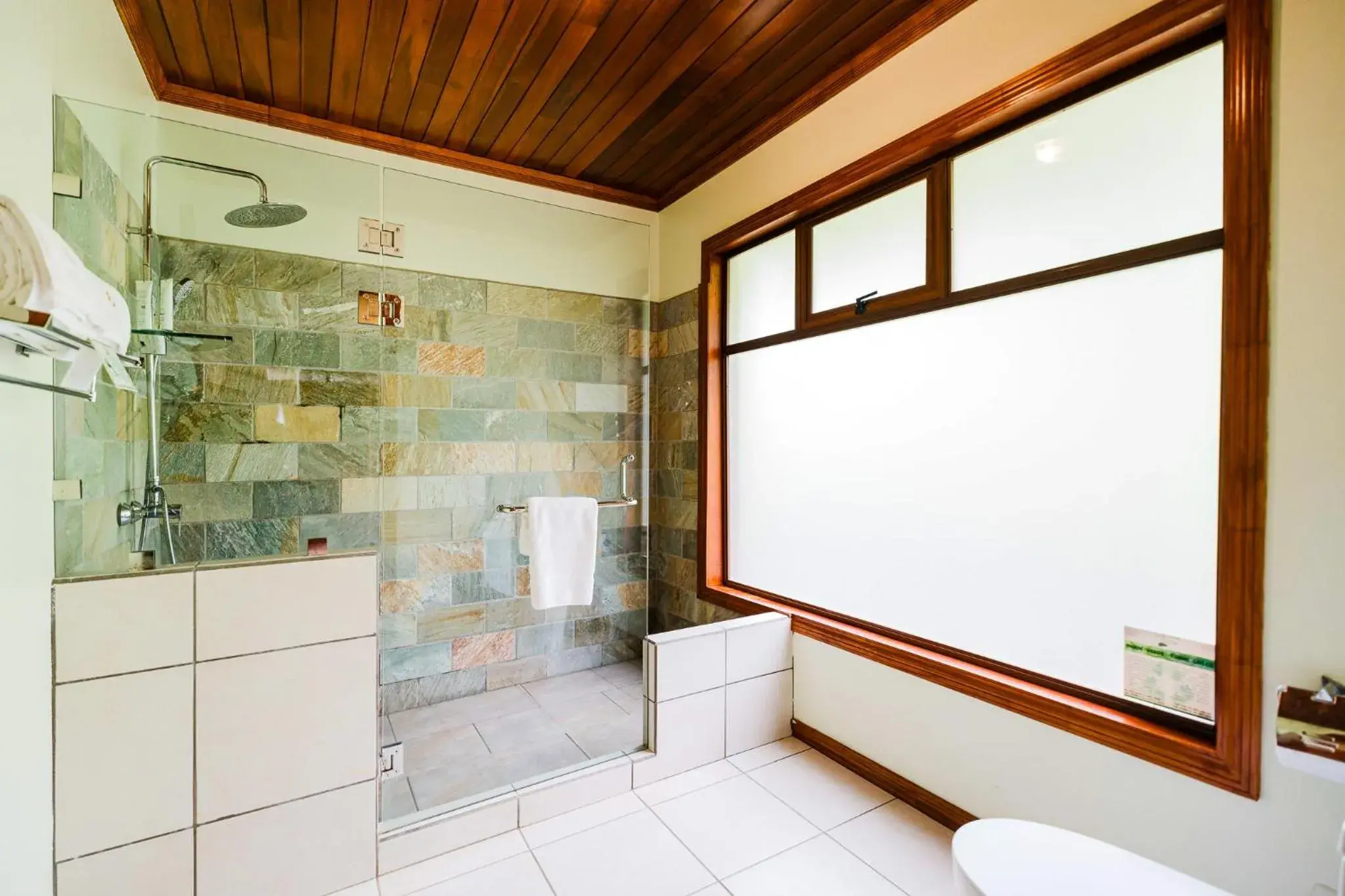 Bathroom in Ficus Sunset Suites Bathroom in Ficus Sunset Suites