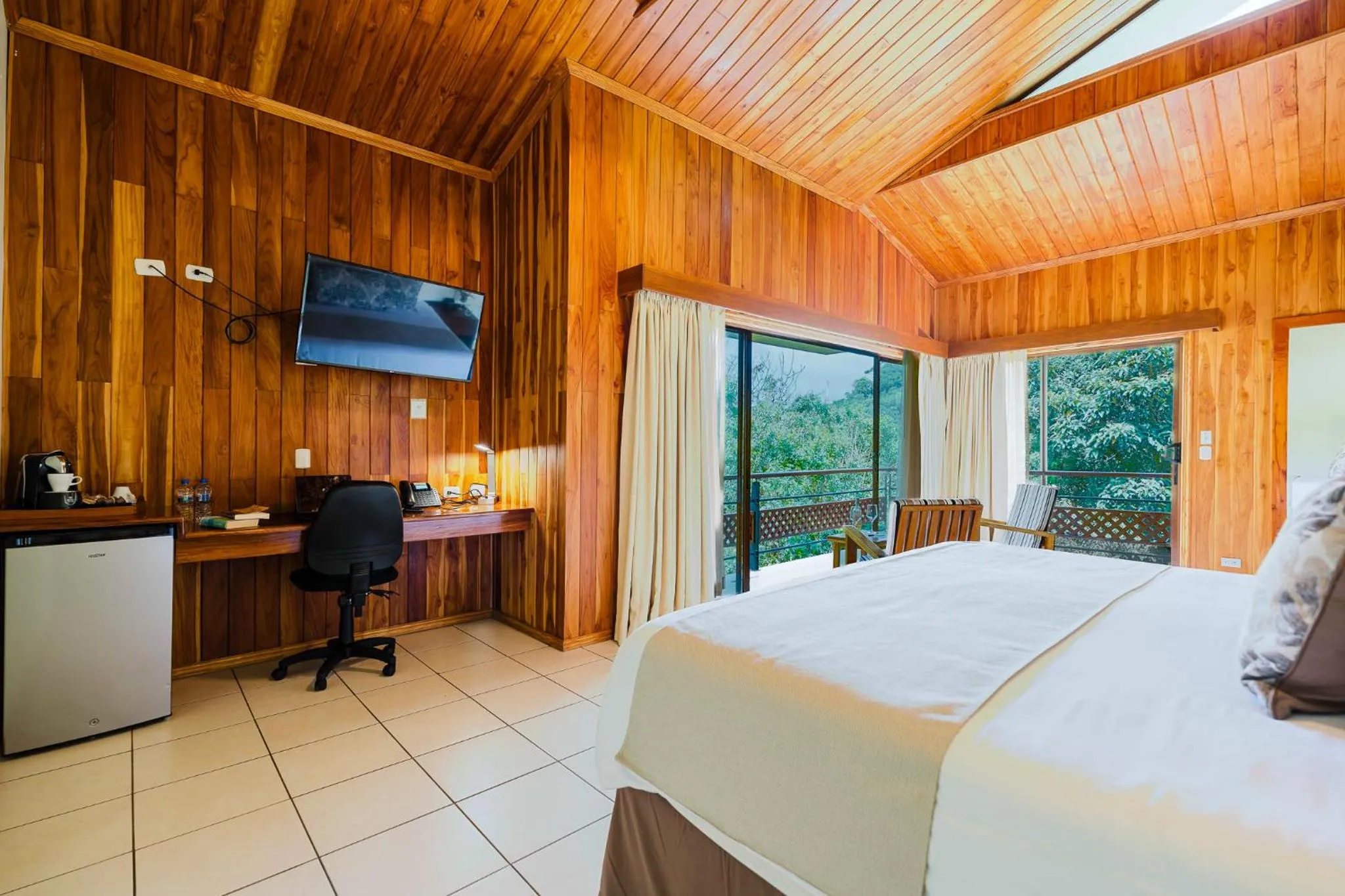 Property building, Bed in Ficus Sunset Suites