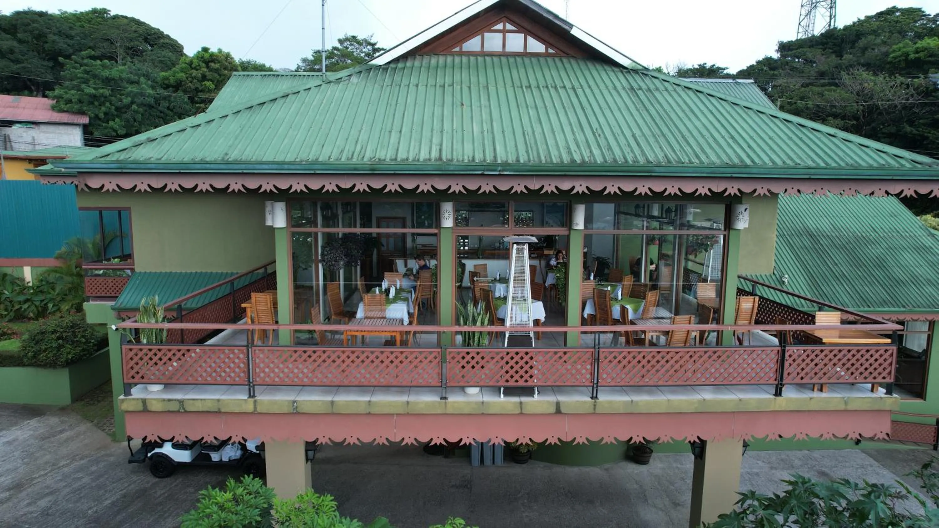 Restaurant/places to eat in Ficus Sunset Suites