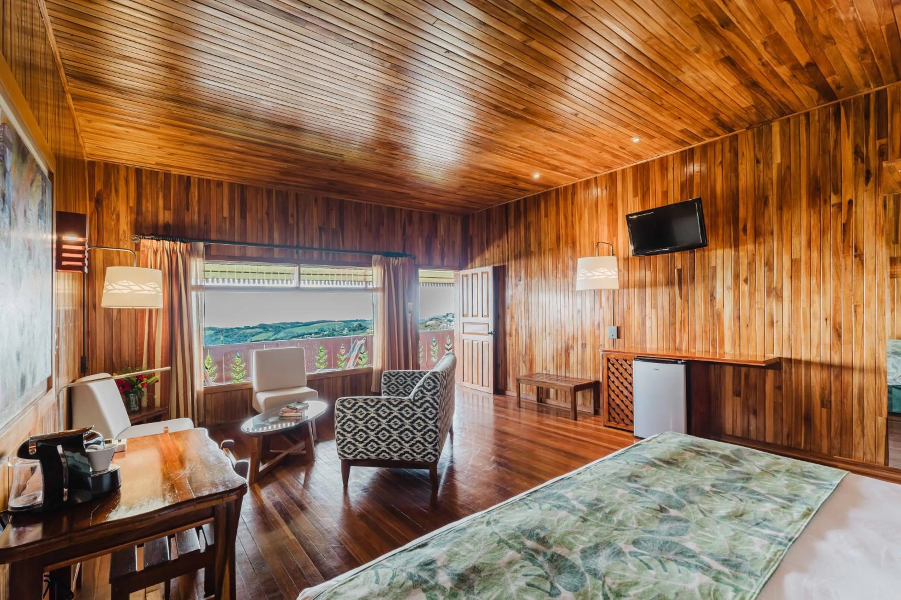 Living room, Bed in Hotel Heliconia - Monteverde