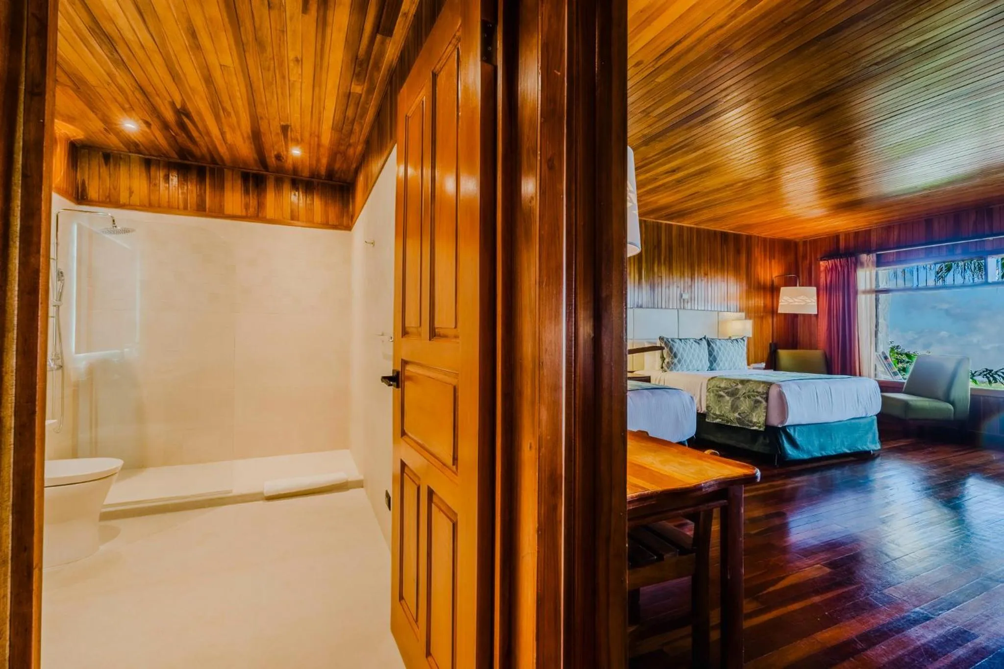 Bathroom, Bed in Hotel Heliconia - Monteverde