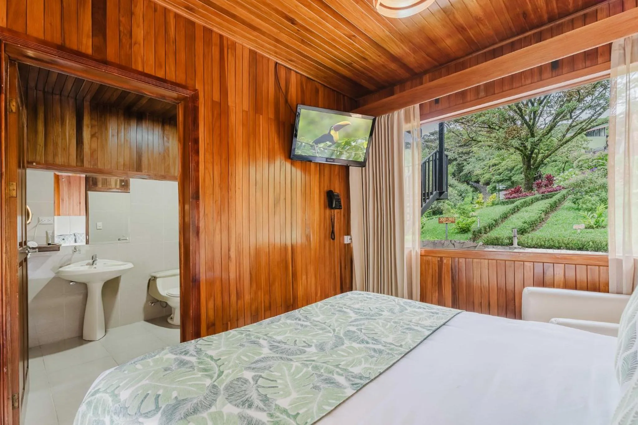 Shower, Bed in Hotel Heliconia - Monteverde