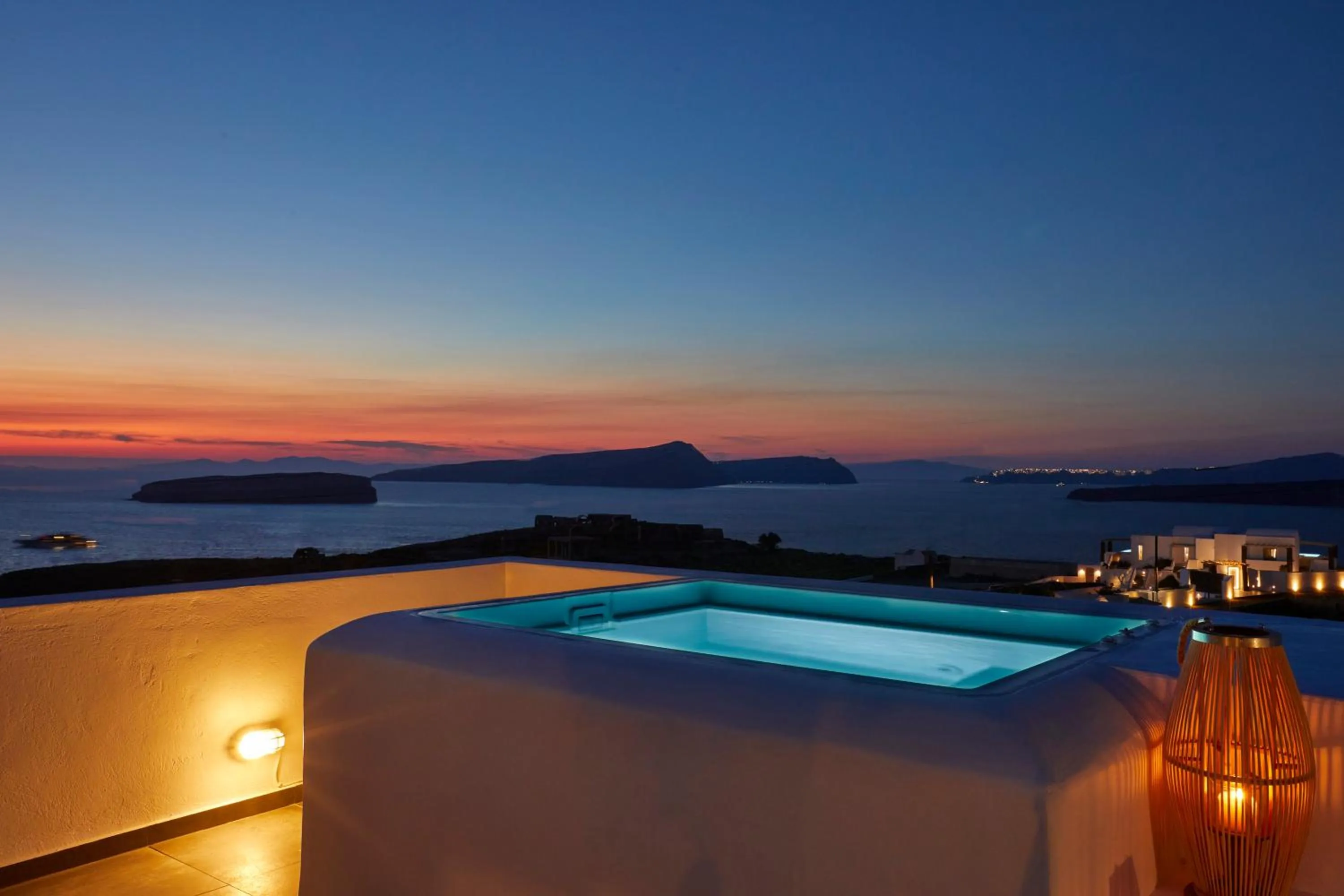 Hot Tub in Sunset Faros