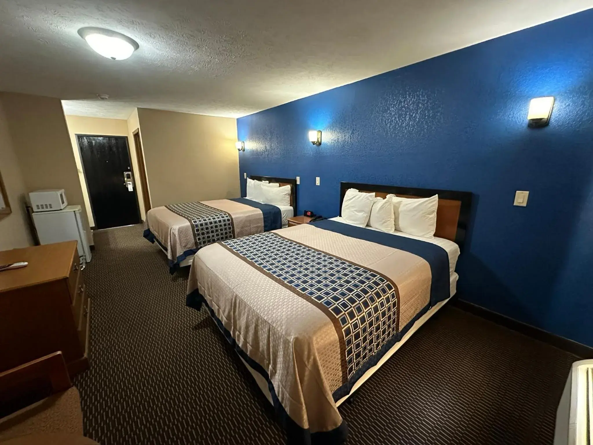 Queen Room with Two Queen Beds in Eco-Lux Inn Norfolk Queen Room with Two Queen Beds in Eco-Lux Inn Norfolk