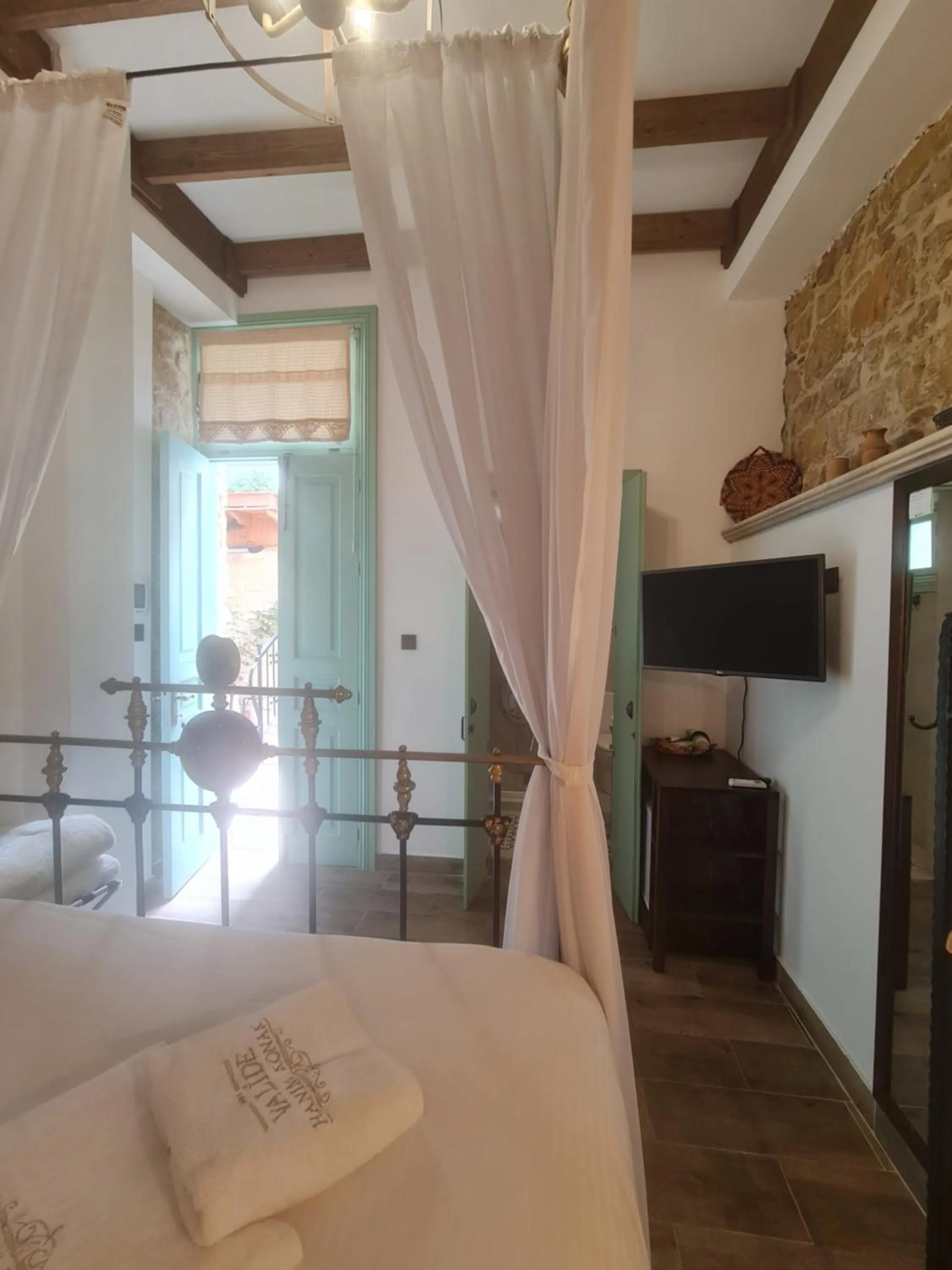 oven, Bed in Hotel Valide Hanim Konak