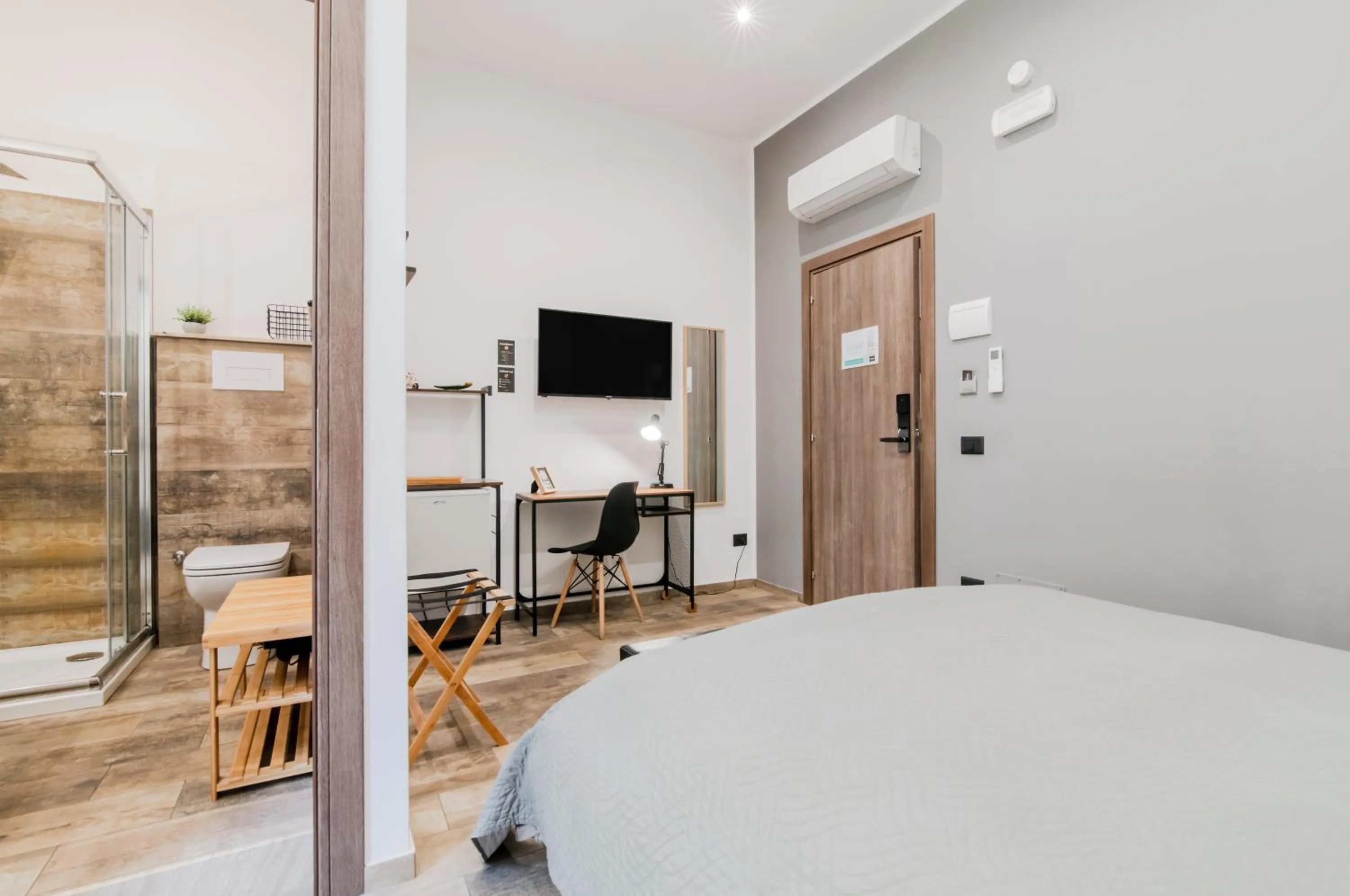 Bedroom, Bed in Panurban Rooms by Wonderful Italy