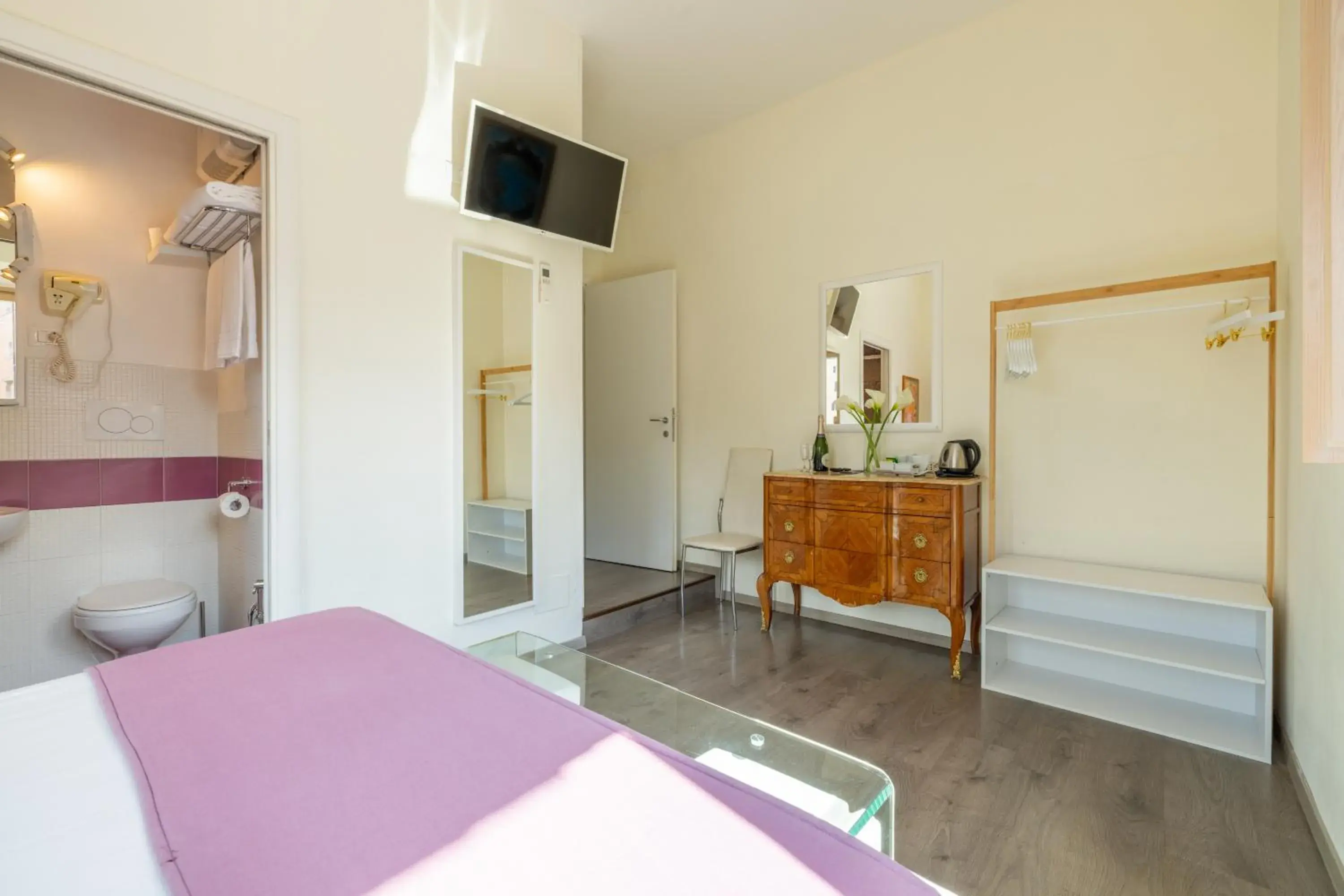 Photo of the whole room, Bed in Temple View FCollection Superior Relais Photo of the whole room, Bed in Temple View FCollection Superior Relais