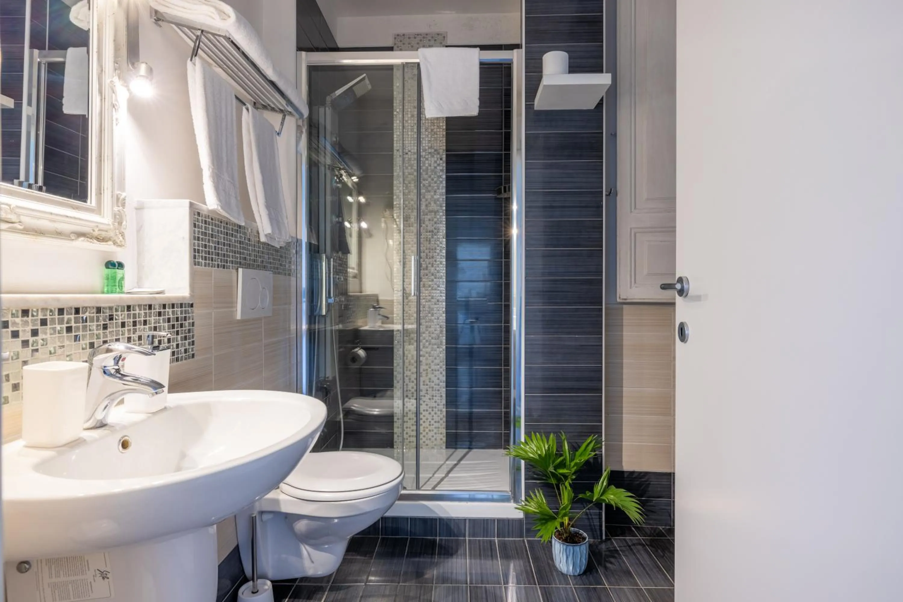 Shower in Temple View FCollection Superior Relais