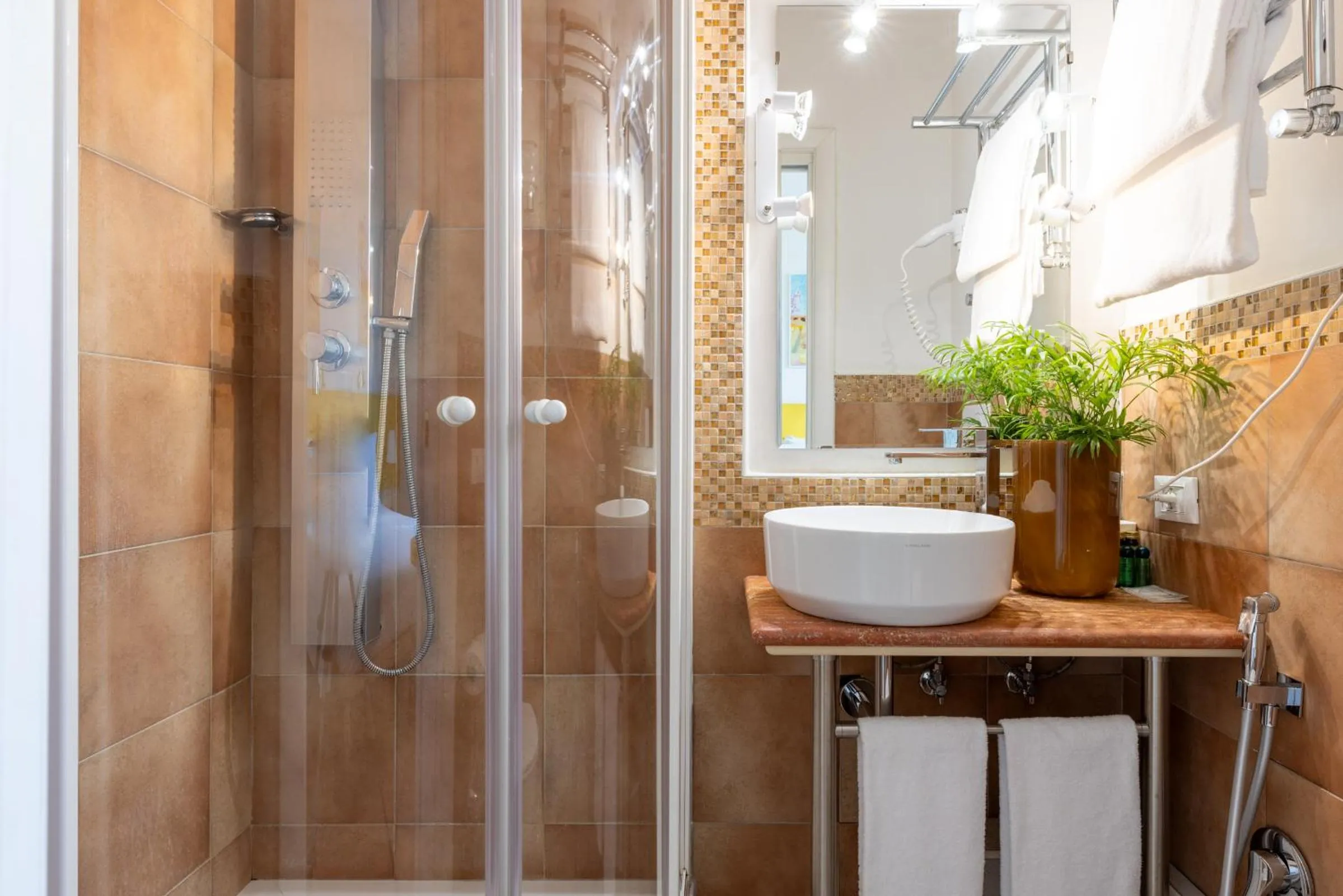 Shower in Temple View FCollection Superior Relais