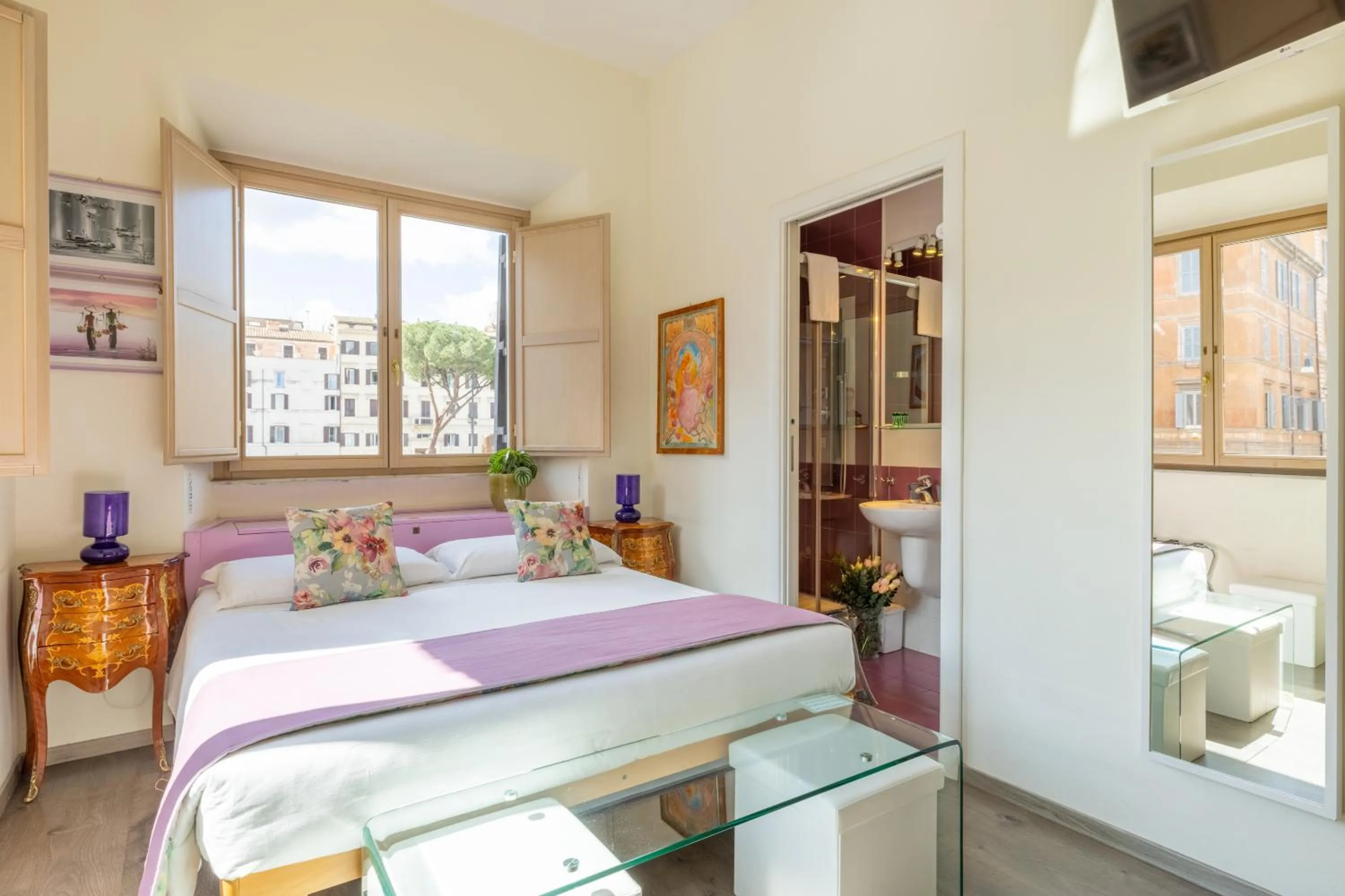 Photo of the whole room, Bed in Temple View FCollection Superior Relais