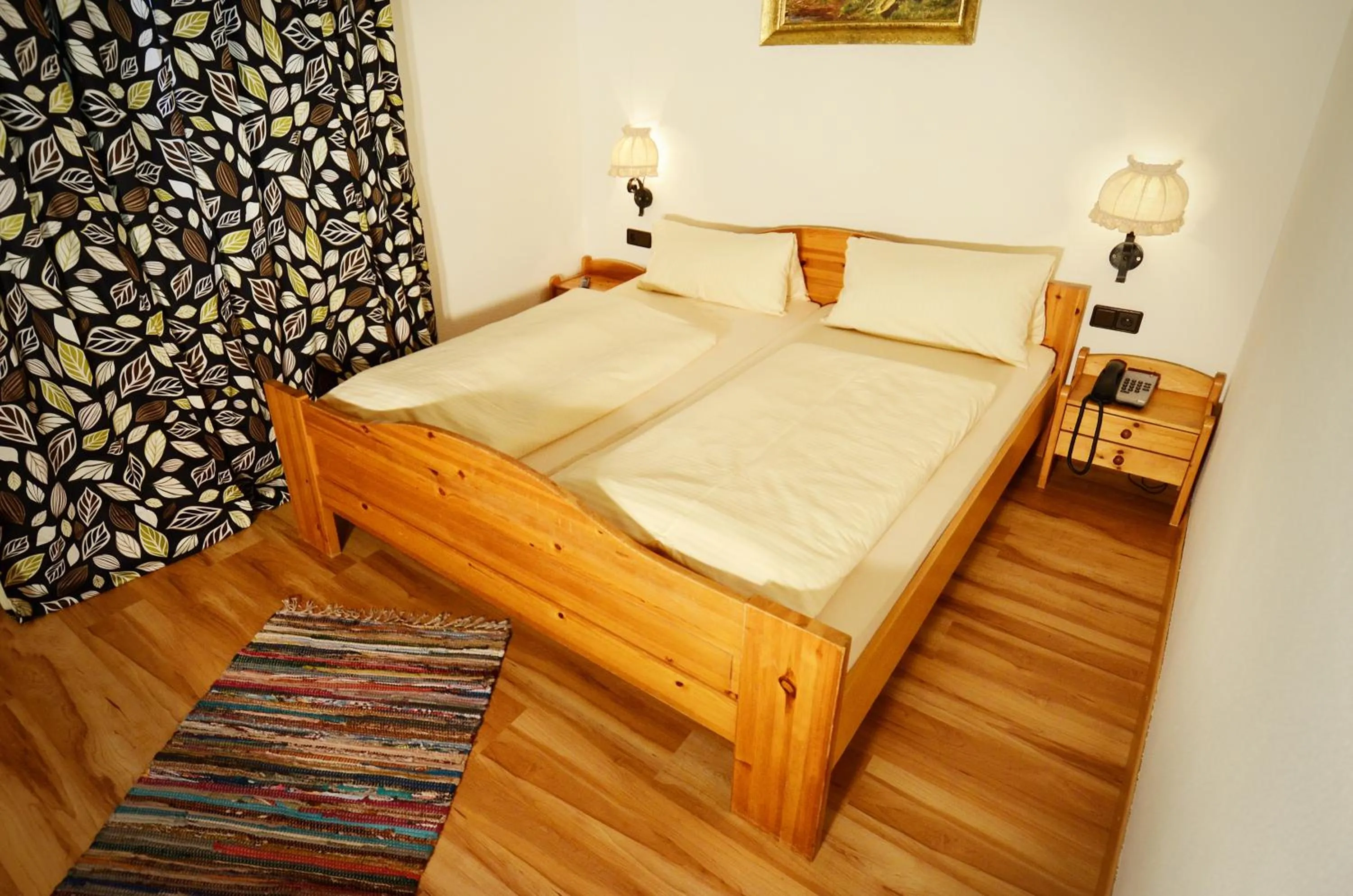 Photo of the whole room, Bed in Tutzinger Hof