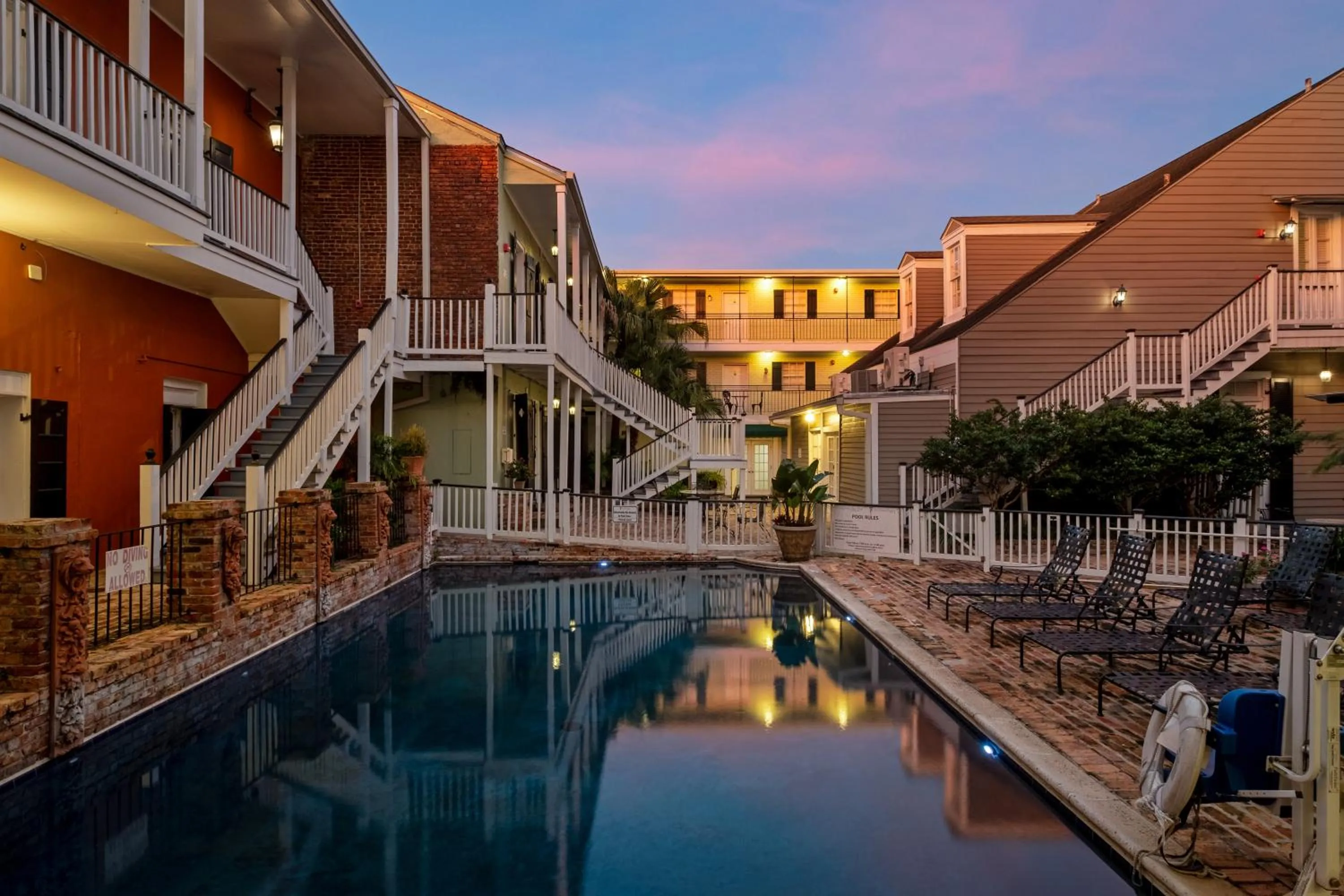 Swimming pool in New Orleans Courtyard Hotel by the French Quarter
