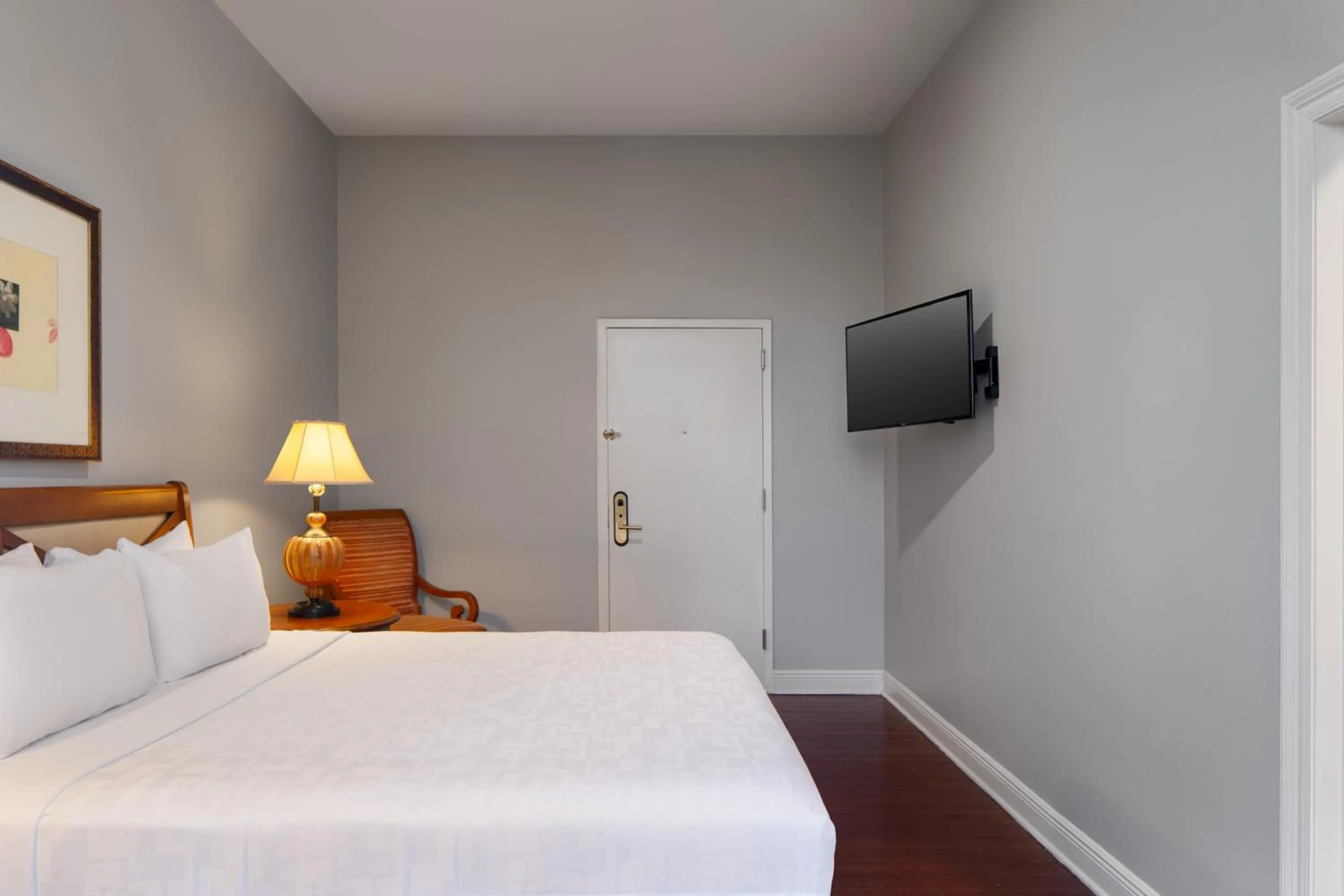 Bed in New Orleans Courtyard Hotel by the French Quarter